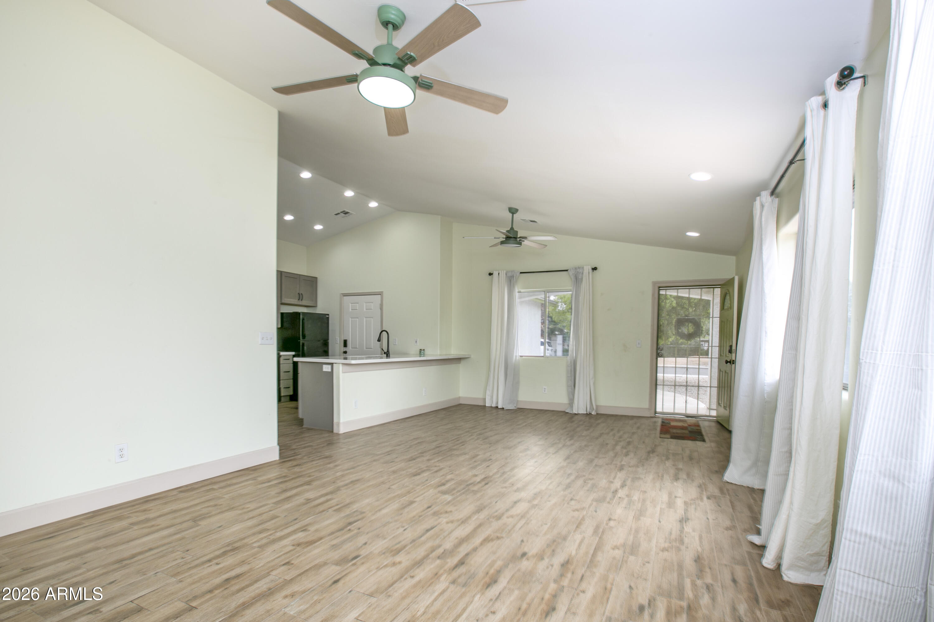 1502 E WHITTON Avenue