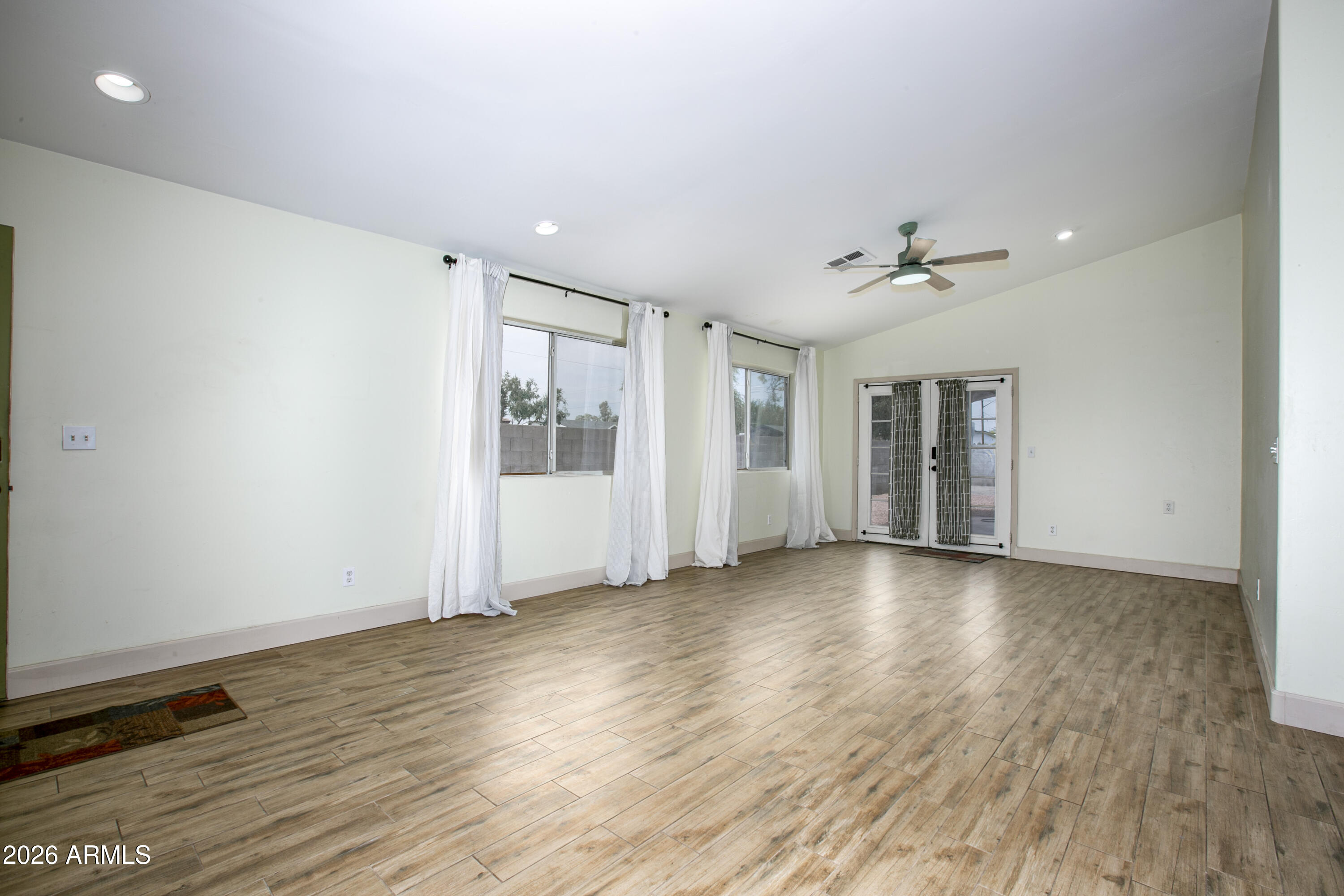 1502 E WHITTON Avenue