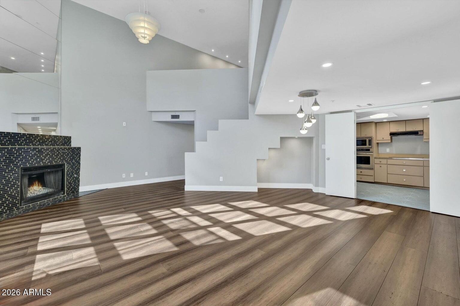 21 W PASADENA Avenue 1