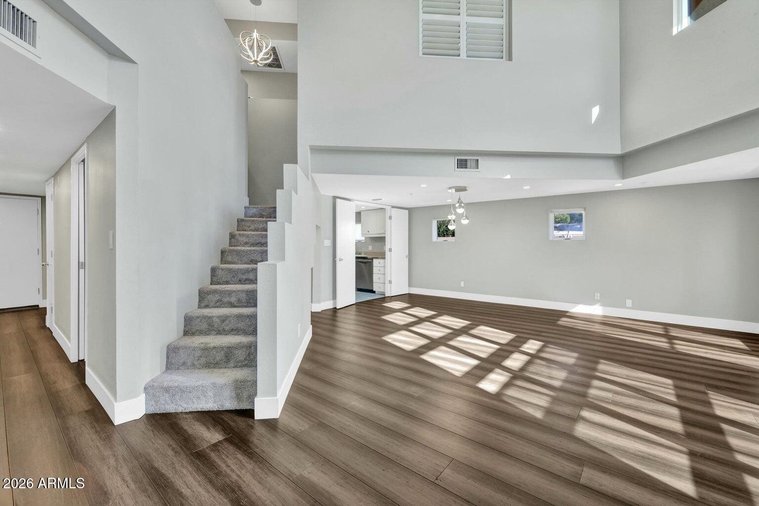 21 W PASADENA Avenue 1
