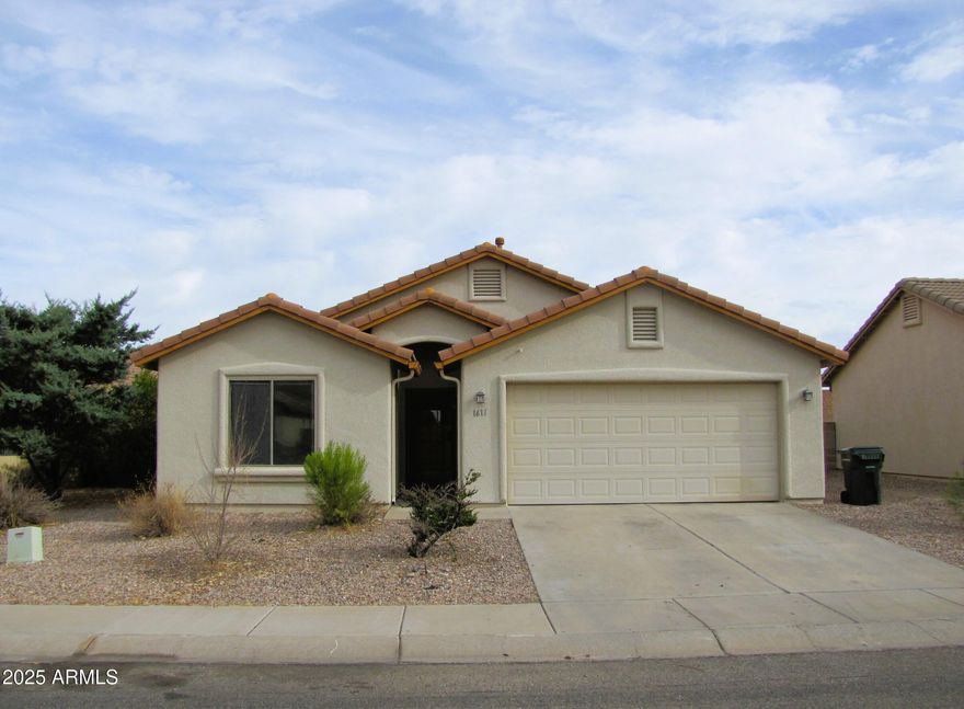 This nice, 3BR/2BA/2CG, 1211 sq.ft. rental in Silverado subdivision is centrally located in Sierra Vista, AZ minutes from Ft. Huachuca, shopping schools and Canyon Vista Medical Center. The split floor plan includes a large living room, vaulted ceilings and central A.C. The private backyard has low maintainance landscaping.
