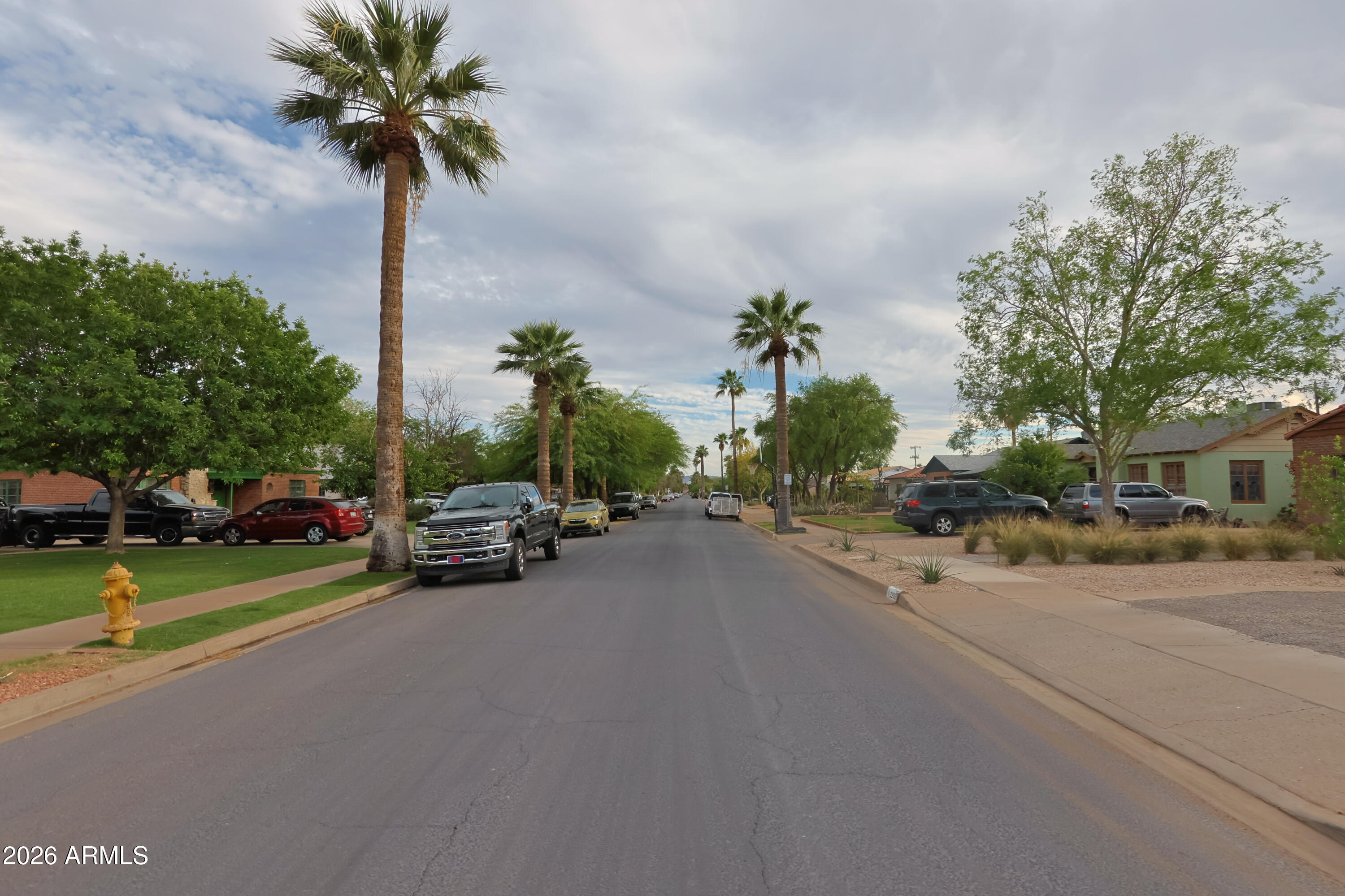 2206 N LAUREL Avenue