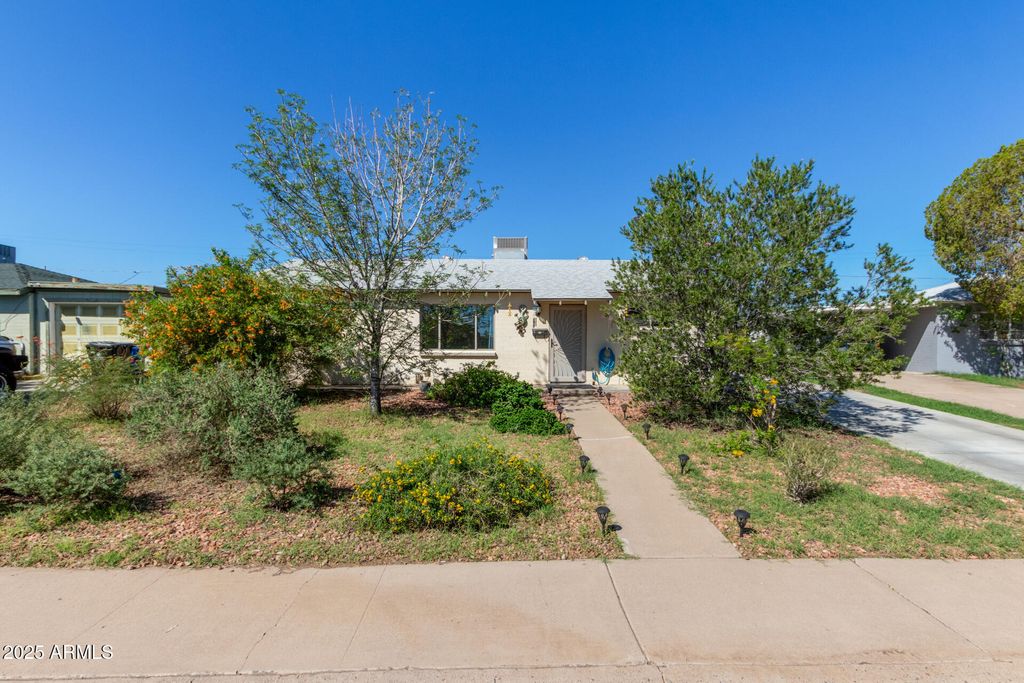 Photo of 2922 W Diana Avenue, Phoenix, AZ 85051 (MLS # 6935968)