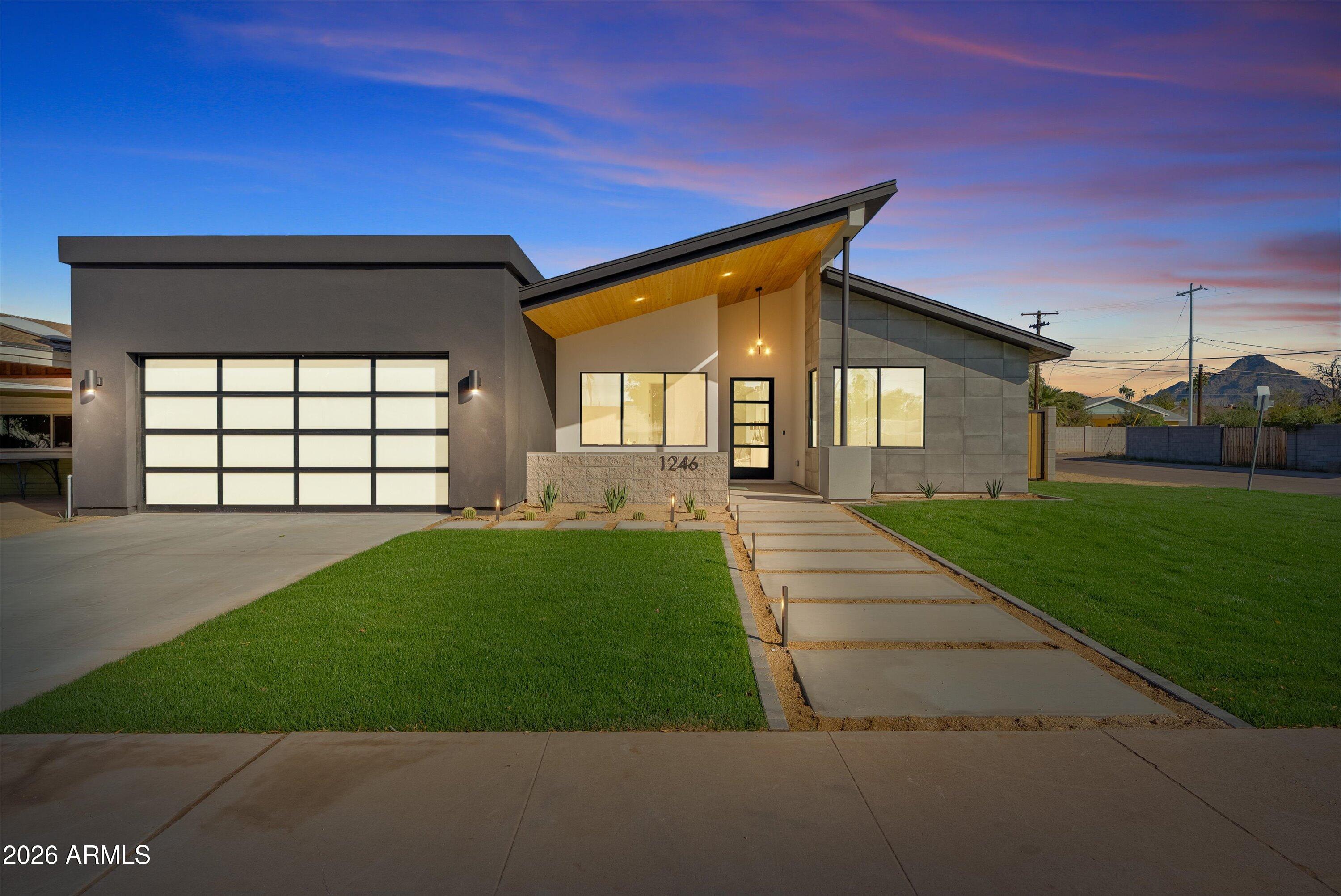 1246 E OREGON Avenue