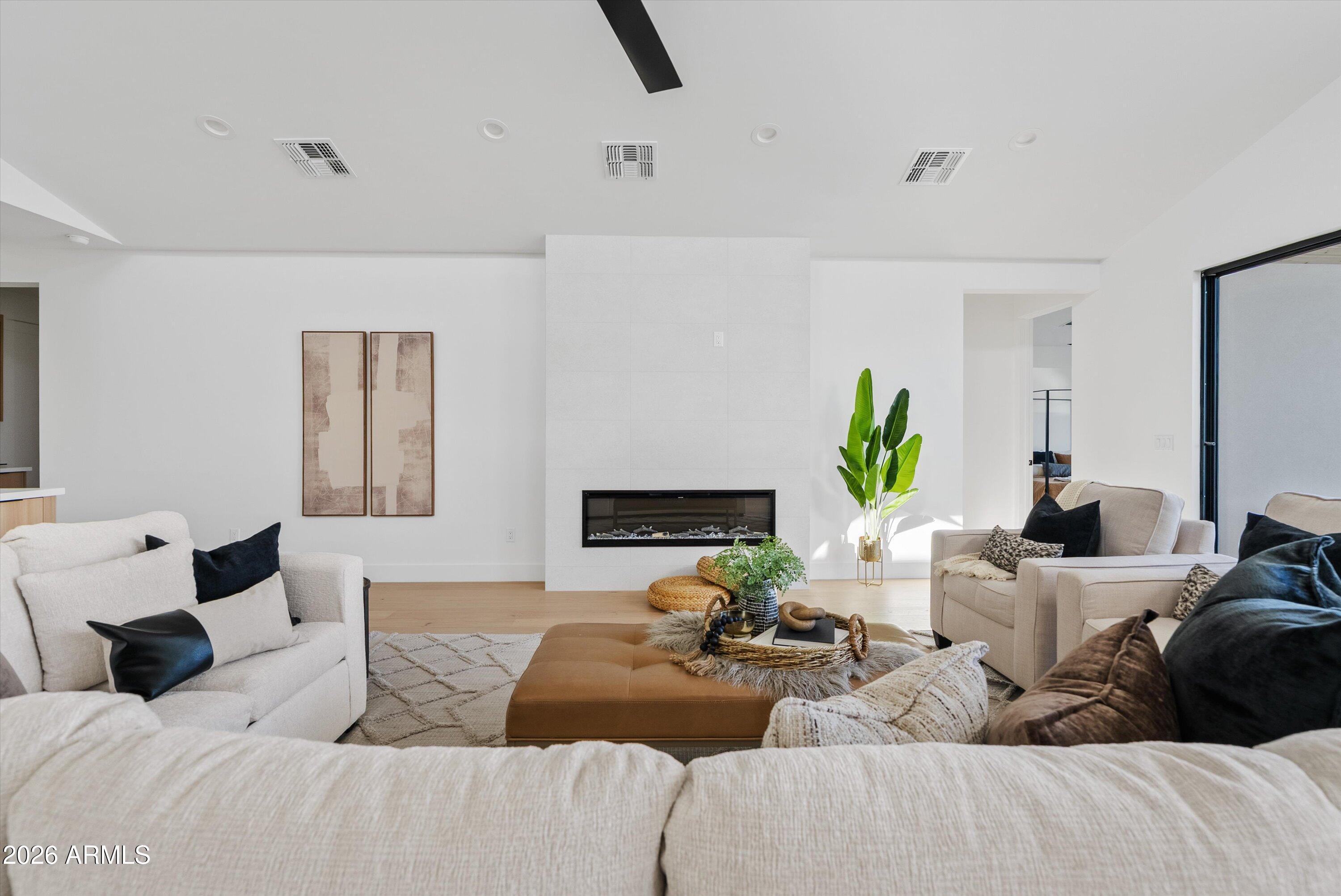 1246 E OREGON Avenue