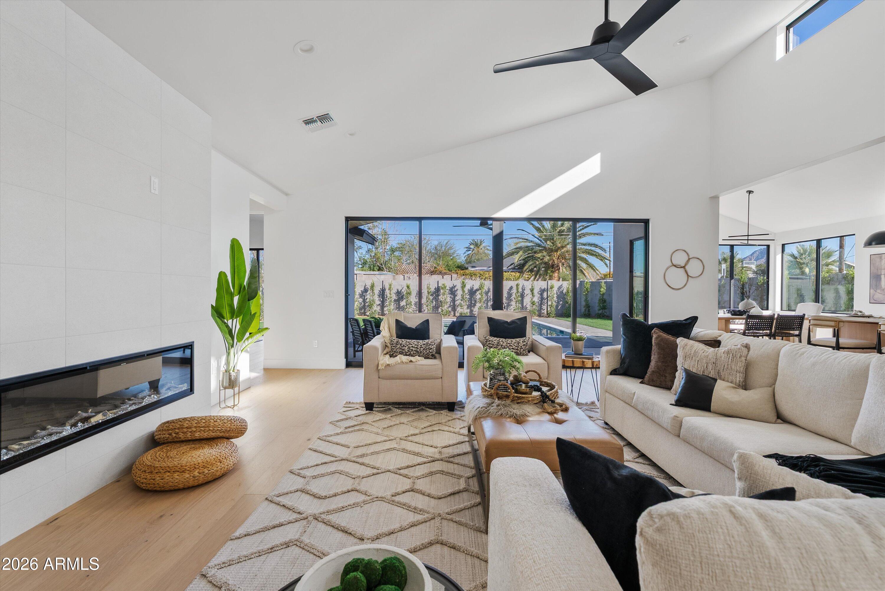 1246 E OREGON Avenue