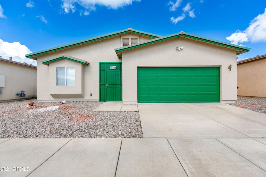 Cute 3 bed 2 bath singe family home centrally located in town. New flooring and fixtures throughout and interior and exterior paint has been updated this year. Master bathroom has walk in tub perfect for relaxing. Low maintenance metal roof.
Call today for your private showing.