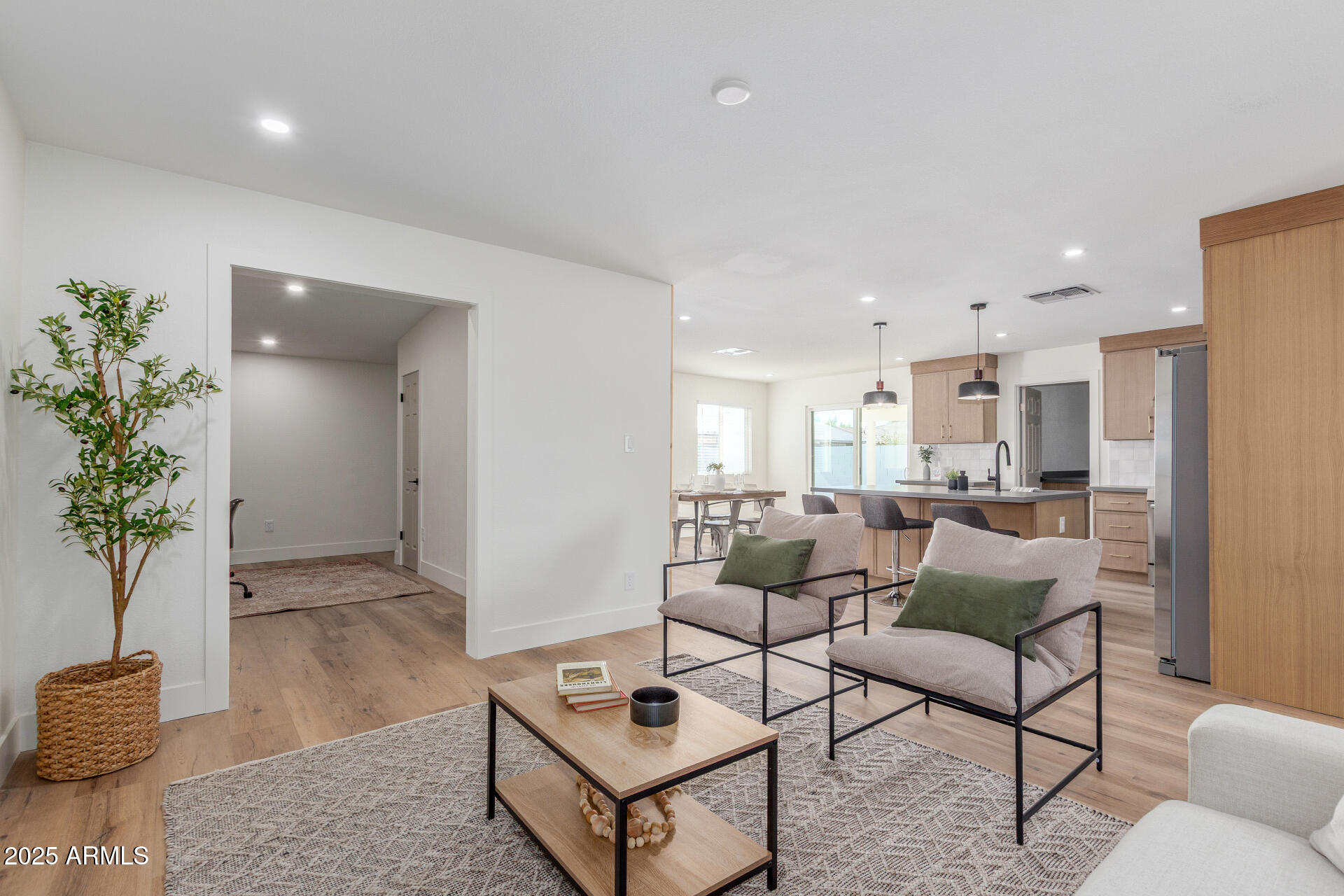 2209 E JEROME Avenue