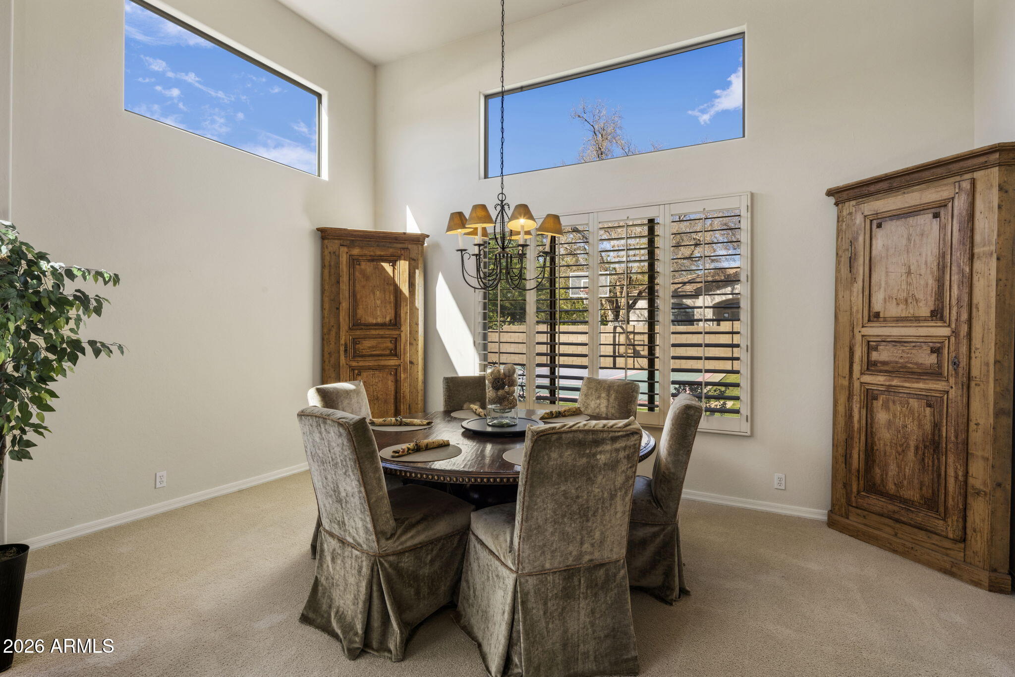 320 E MARYLAND Avenue