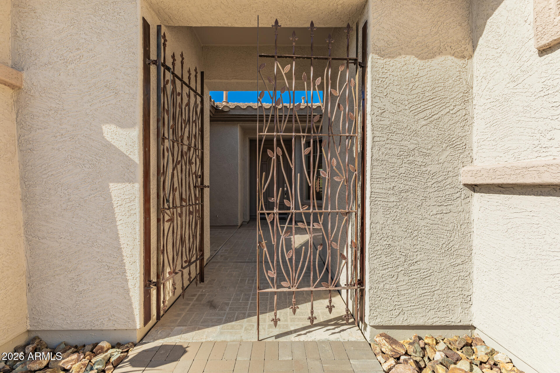 2416 W Kachina Trail