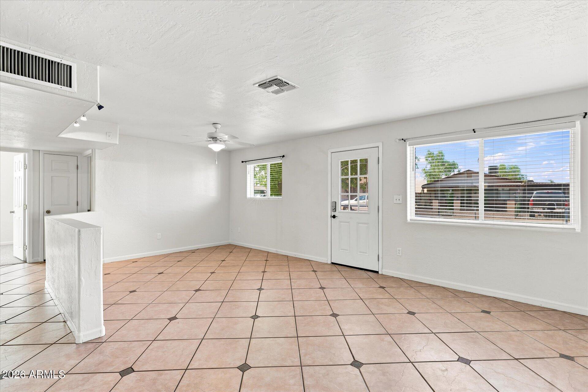 132 W BARRUS Place