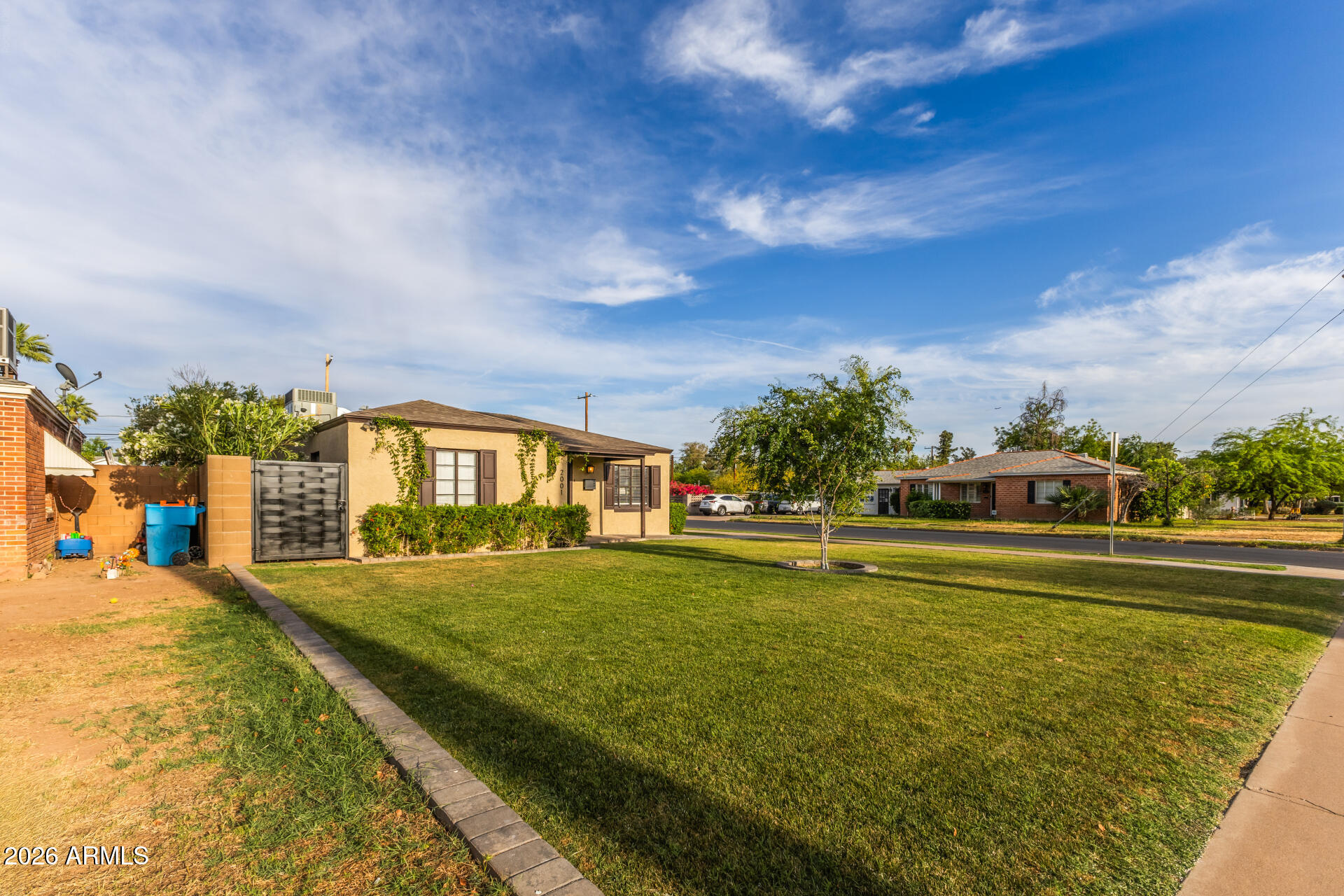 2001 N LAUREL Avenue