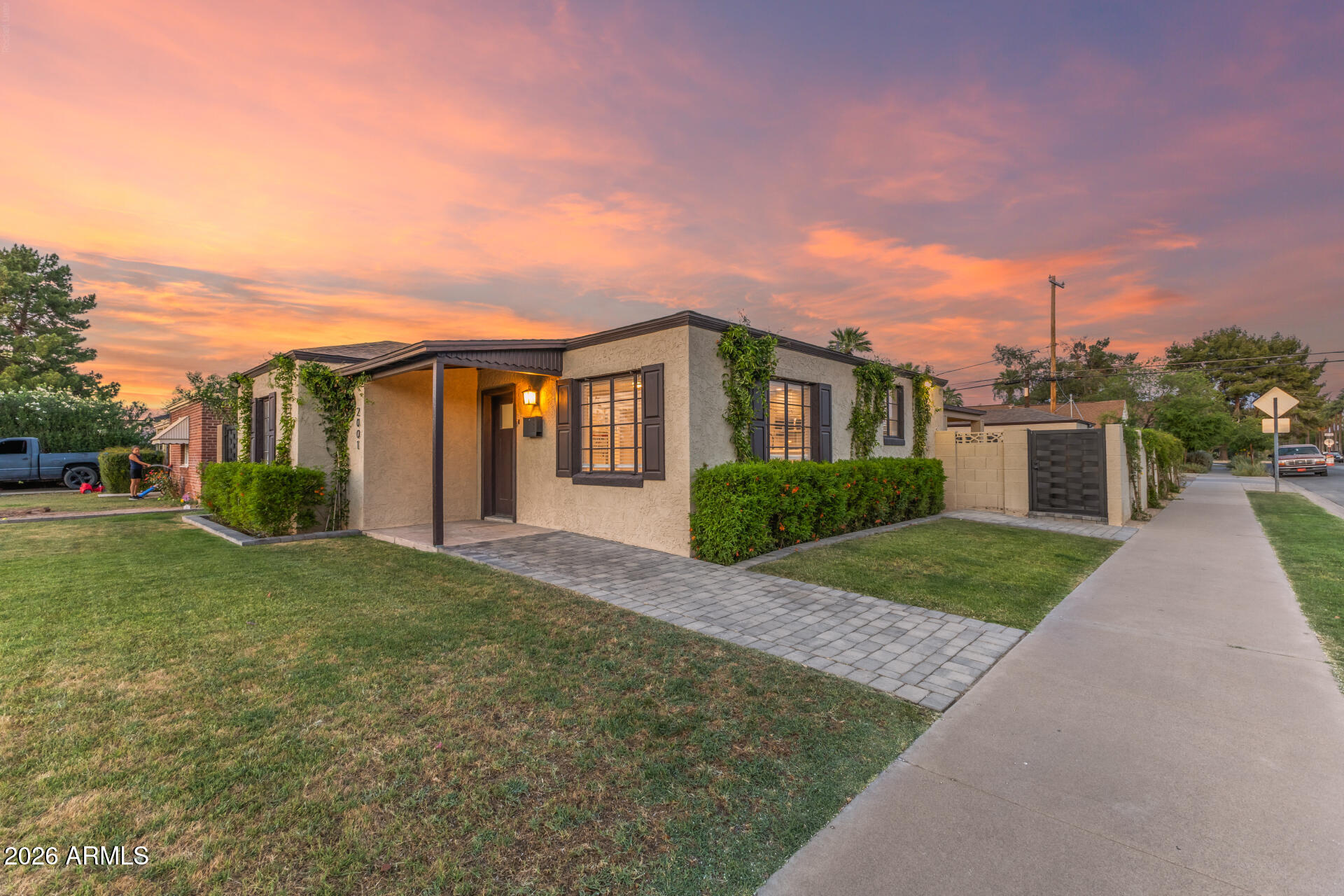 2001 N LAUREL Avenue