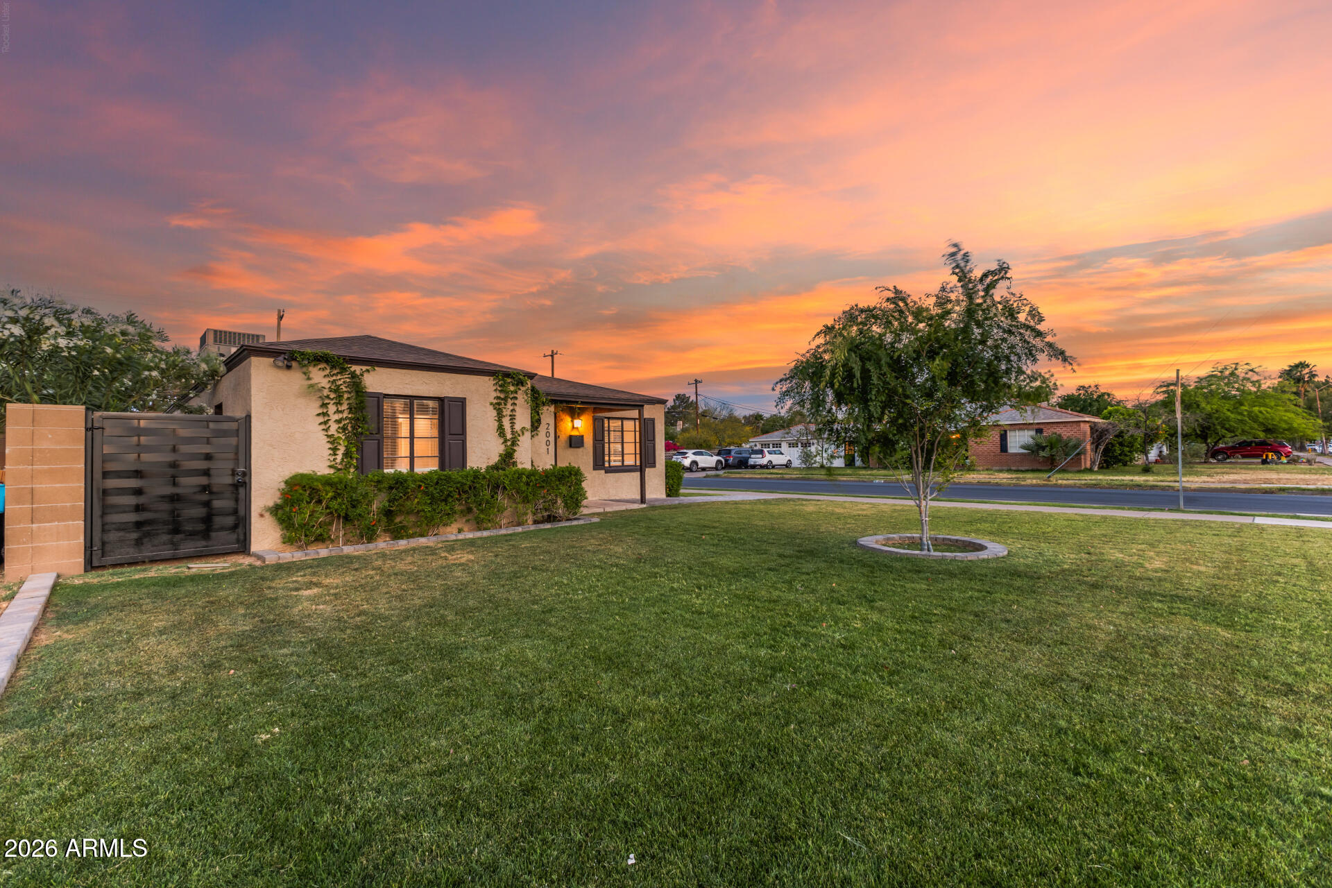 2001 N LAUREL Avenue