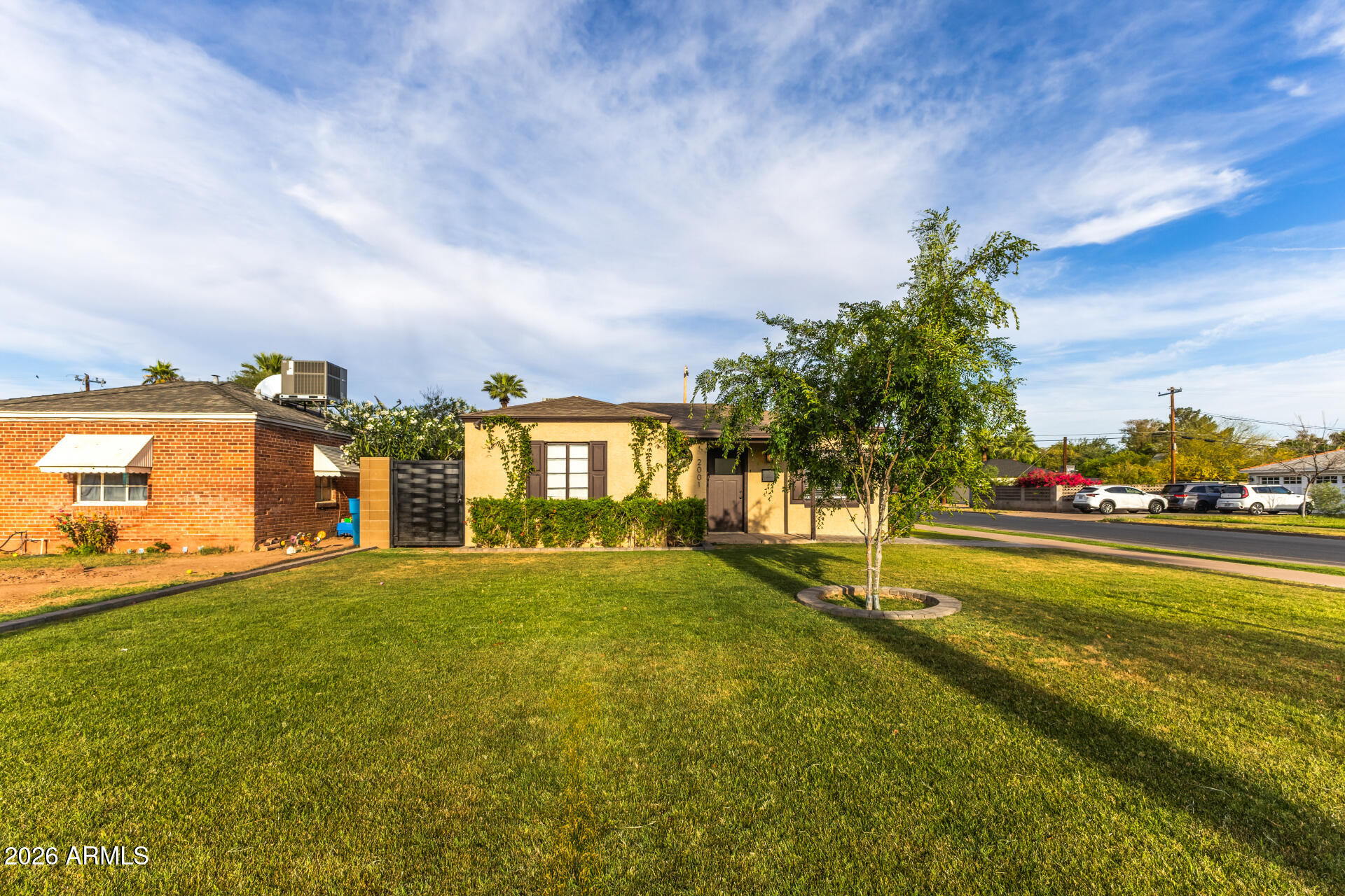 2001 N LAUREL Avenue