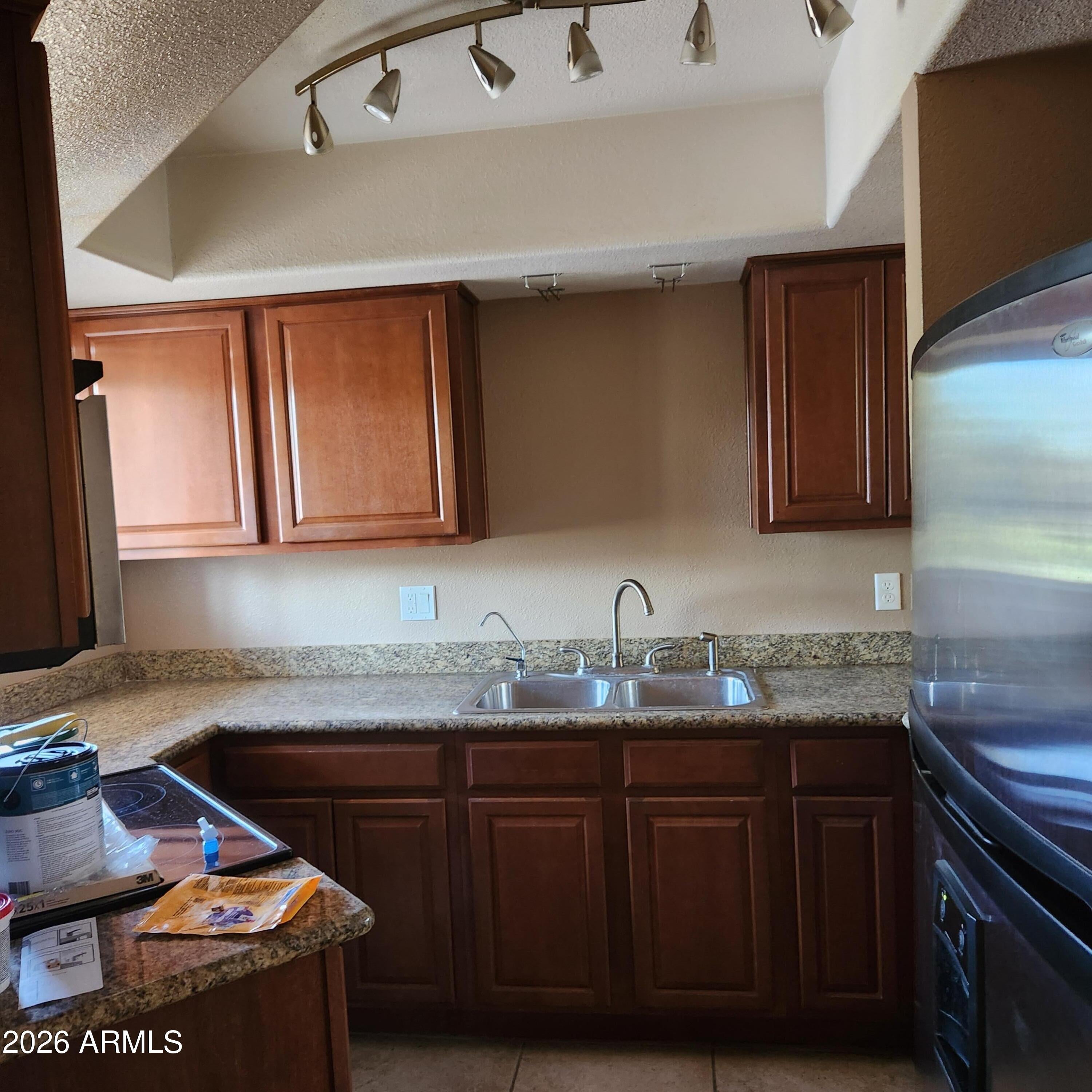 835 N GRANITE REEF Road 18