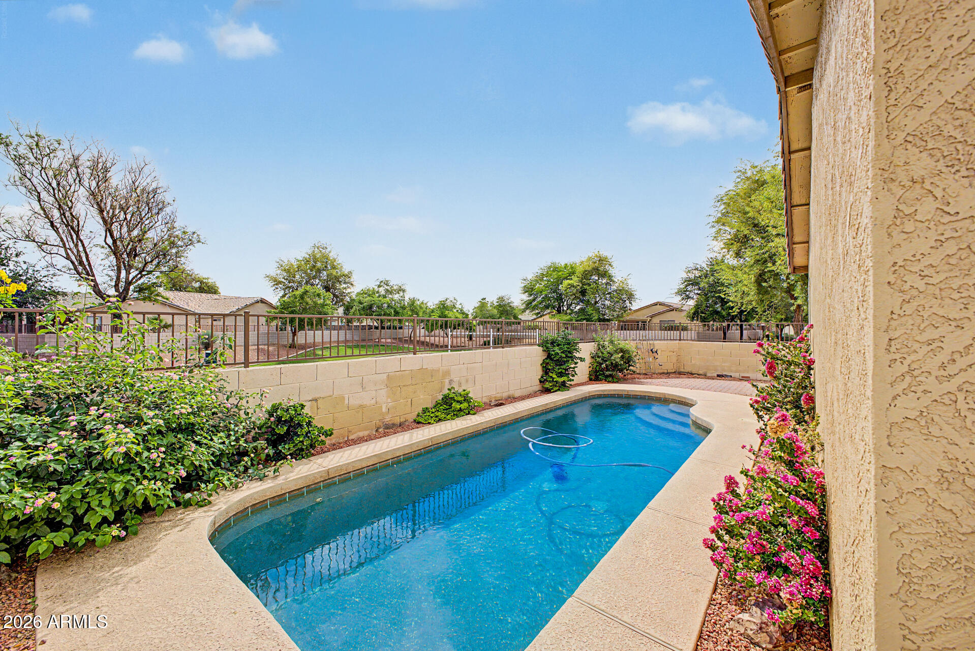 10809 W CAMBRIDGE Avenue