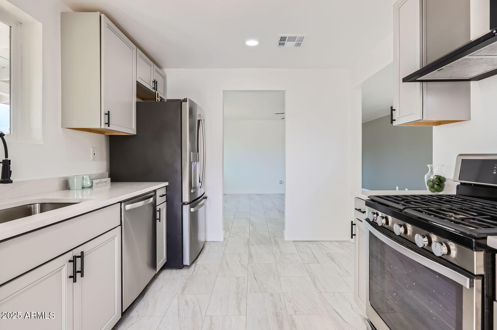 3235 W Mariposa Street