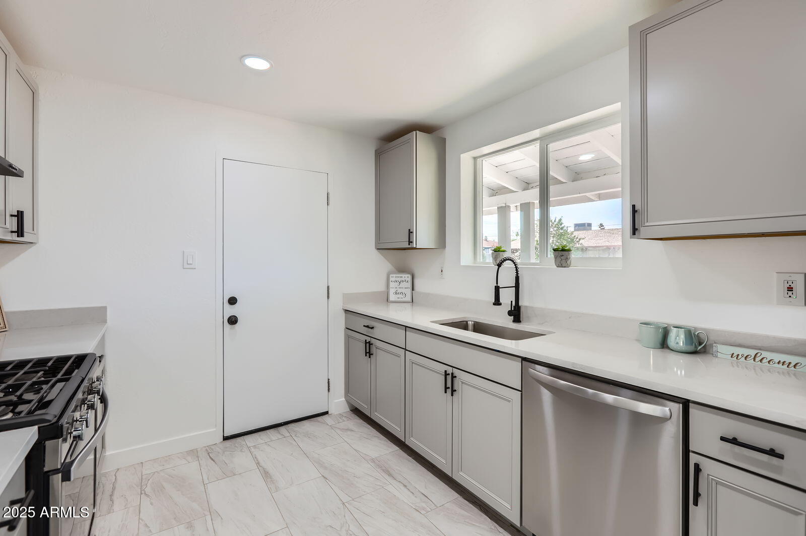 3235 W Mariposa Street