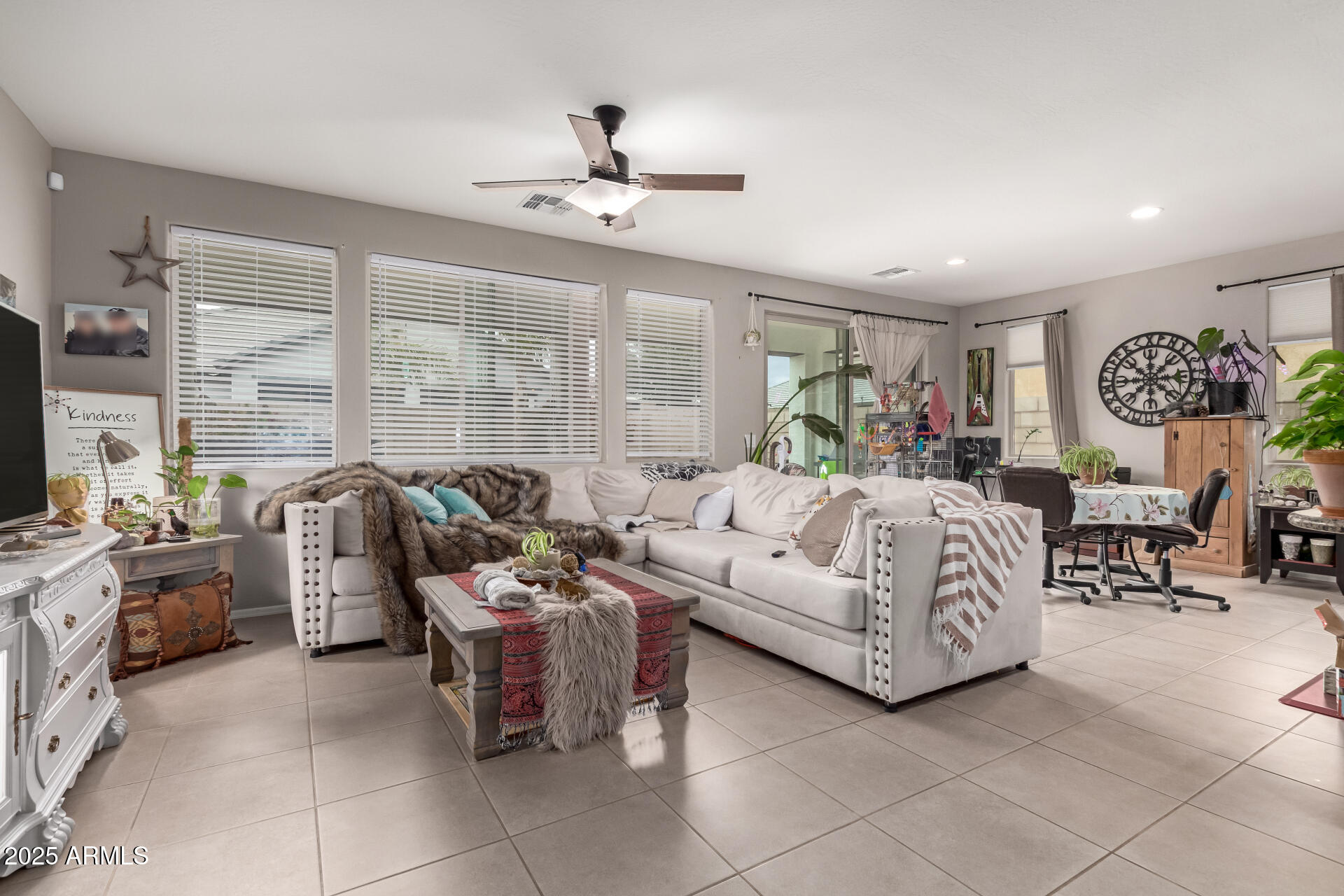 22452 E CALLE DE FLORES --