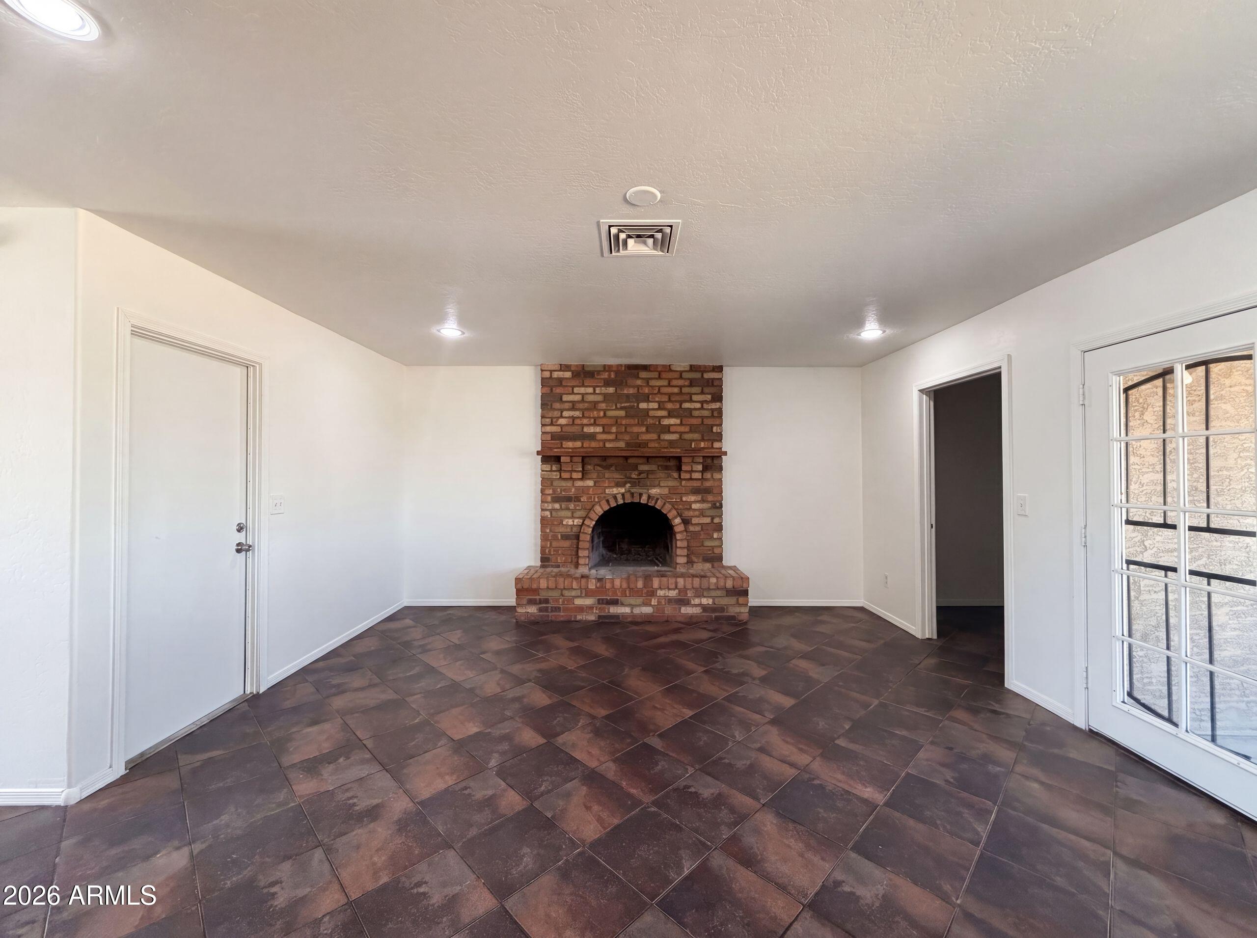 2702 W CARTER Drive