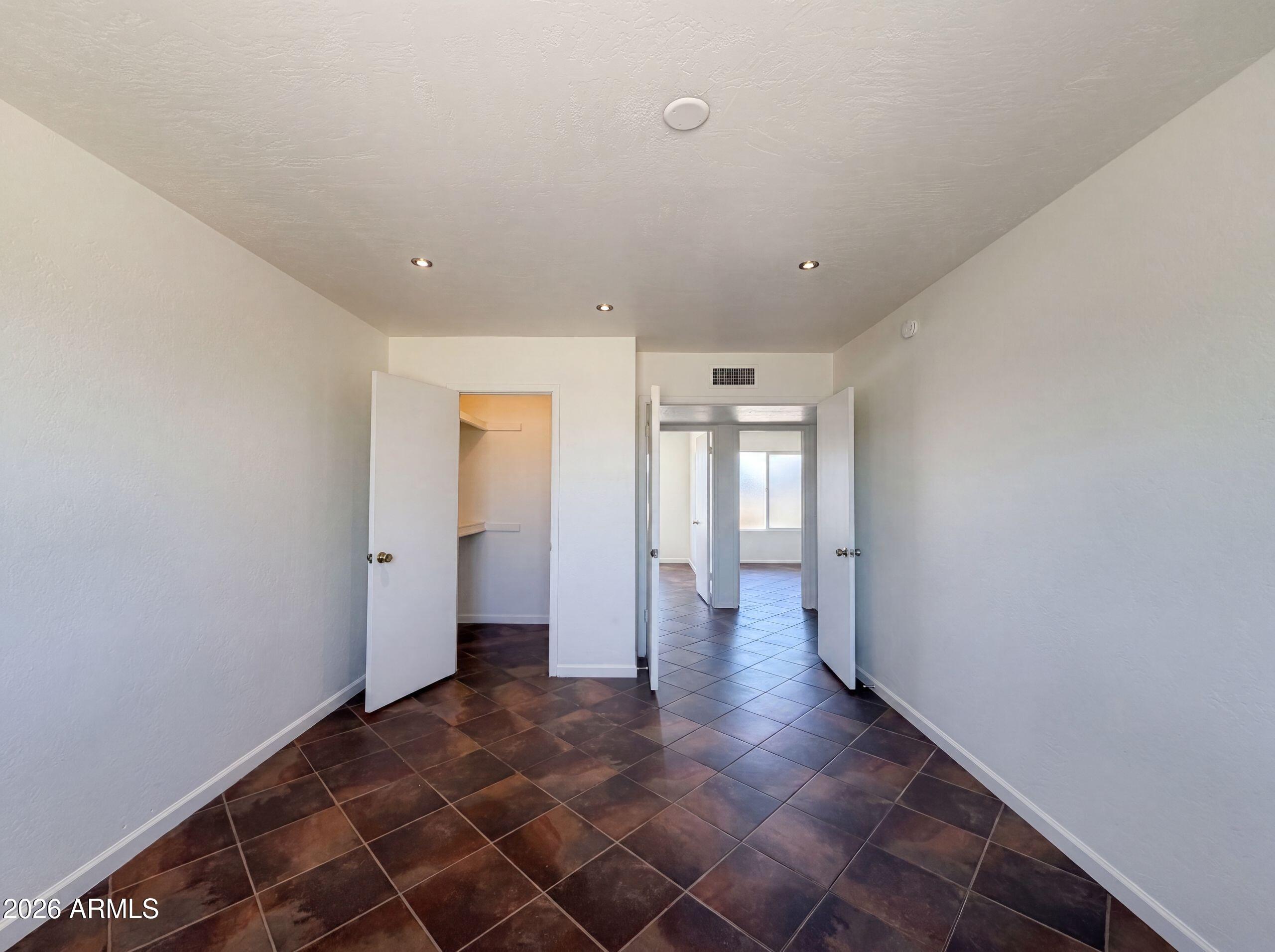 2702 W CARTER Drive