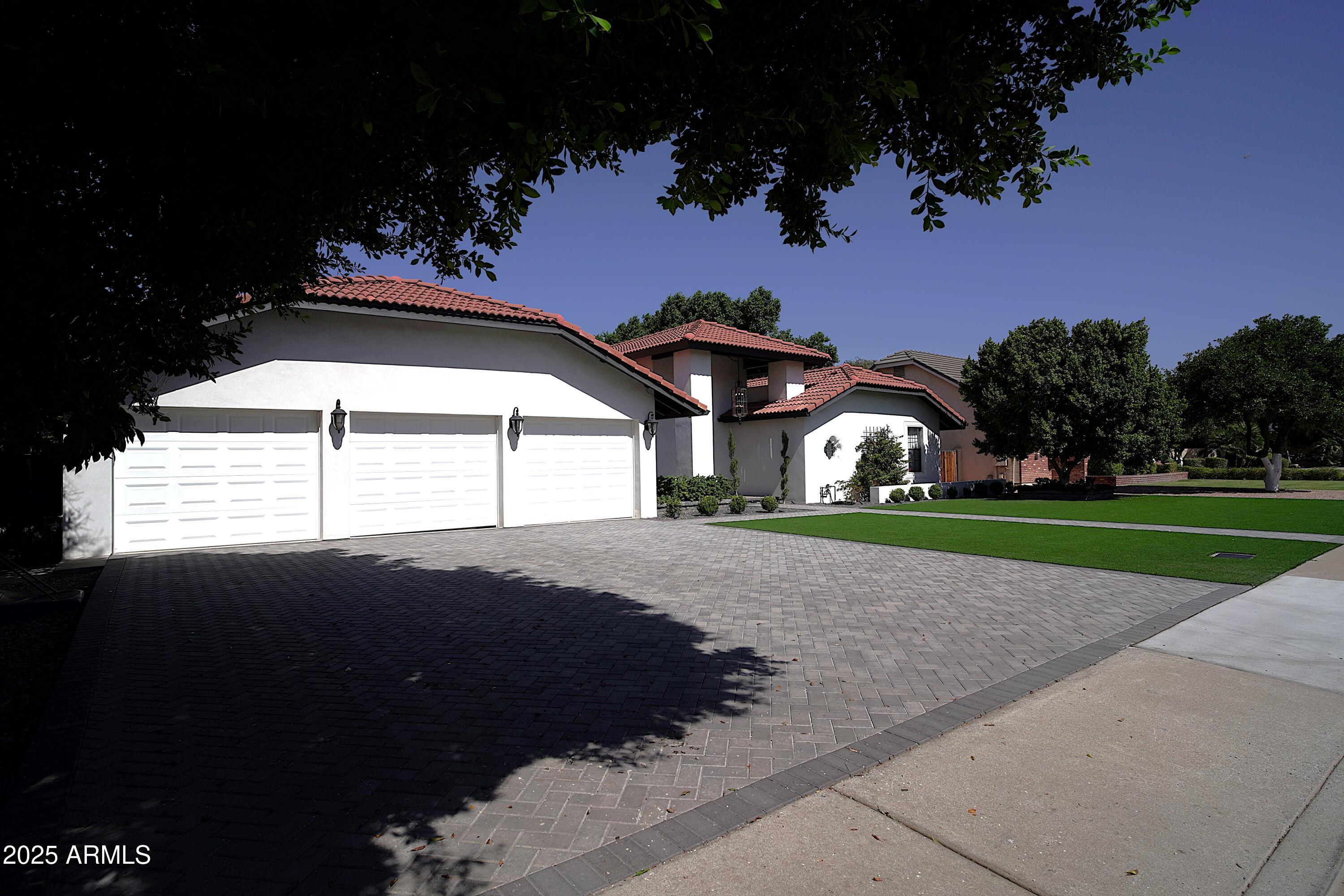 1844 E LELAND Circle