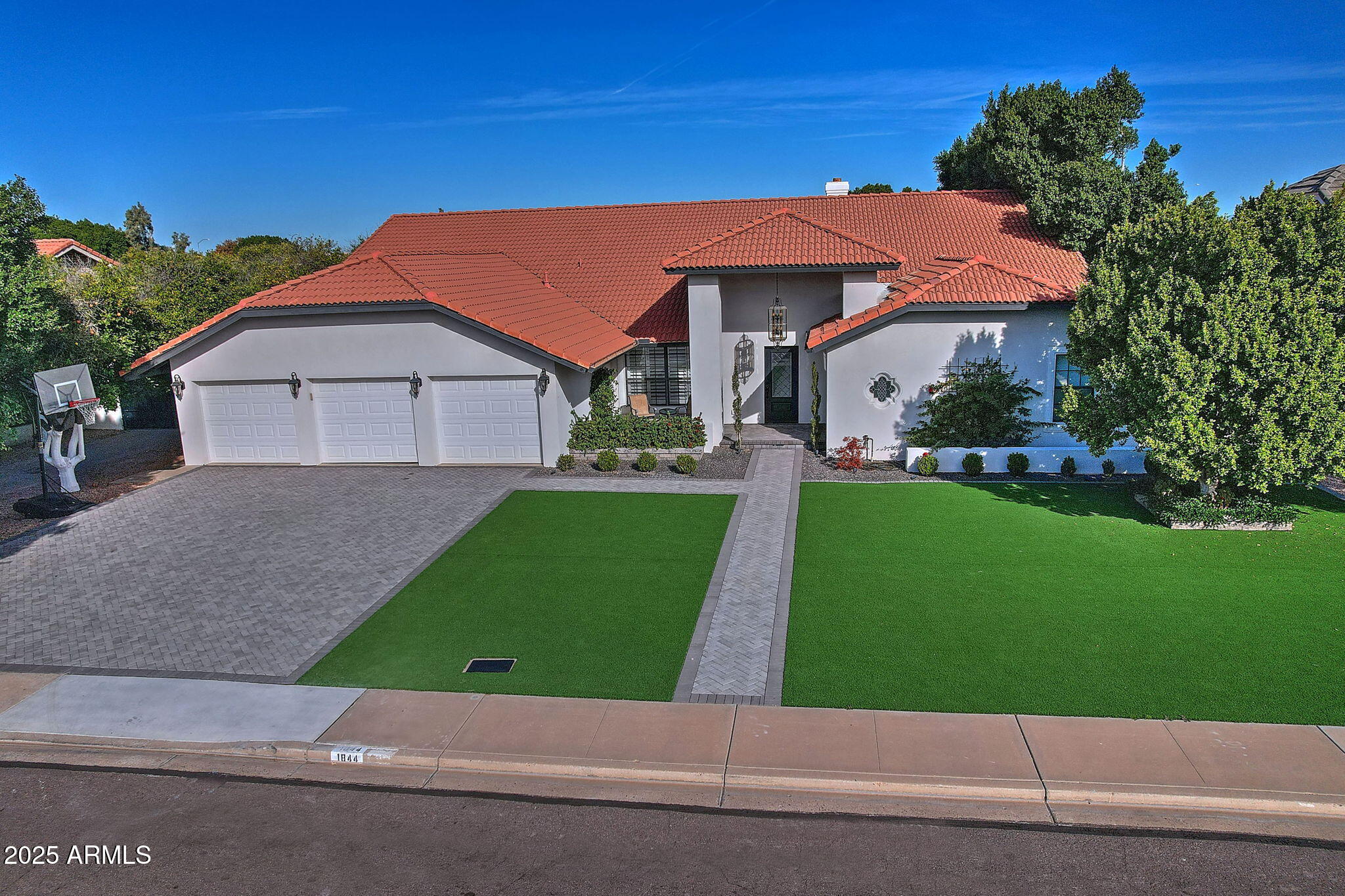 1844 E LELAND Circle