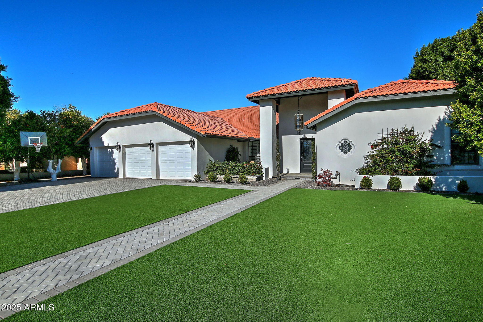 1844 E LELAND Circle