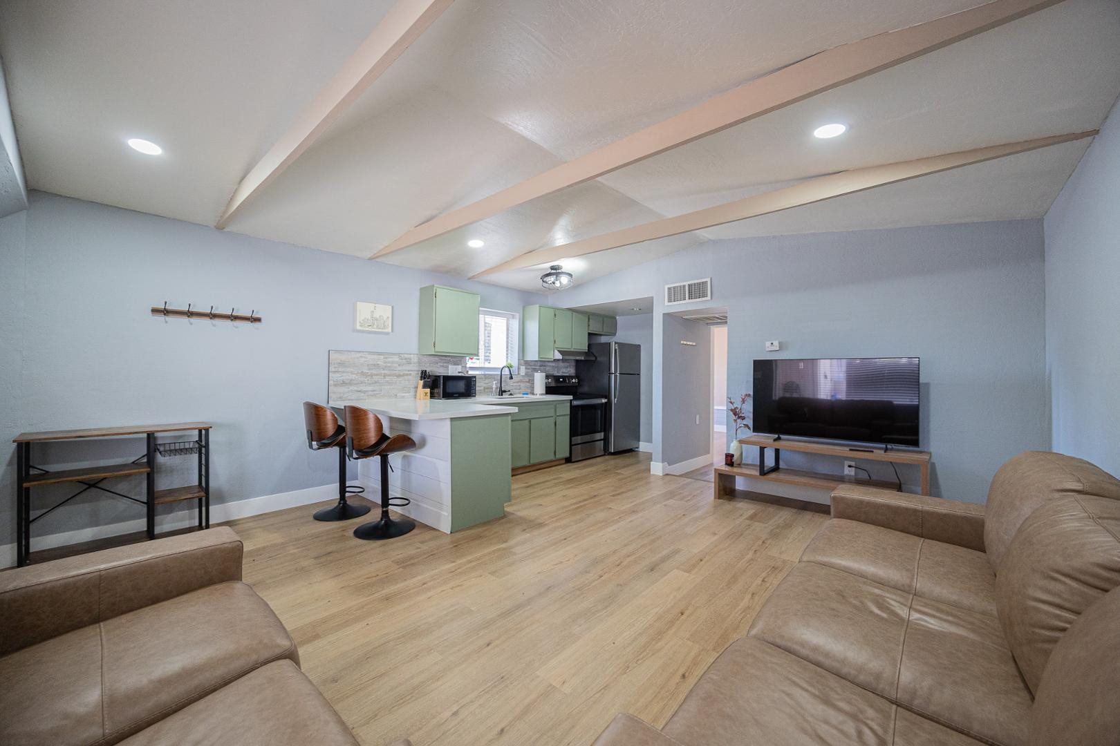 1221 E HIGHLAND Avenue 3