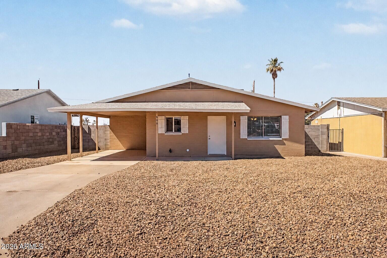 808 E DESERT Drive N