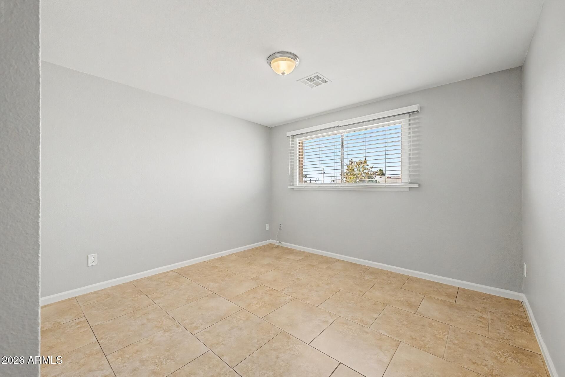808 E DESERT Drive N
