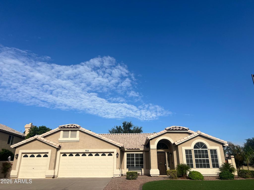 Photo of 910 S Paradise Drive, Gilbert, AZ 85233 (MLS # 6965434)