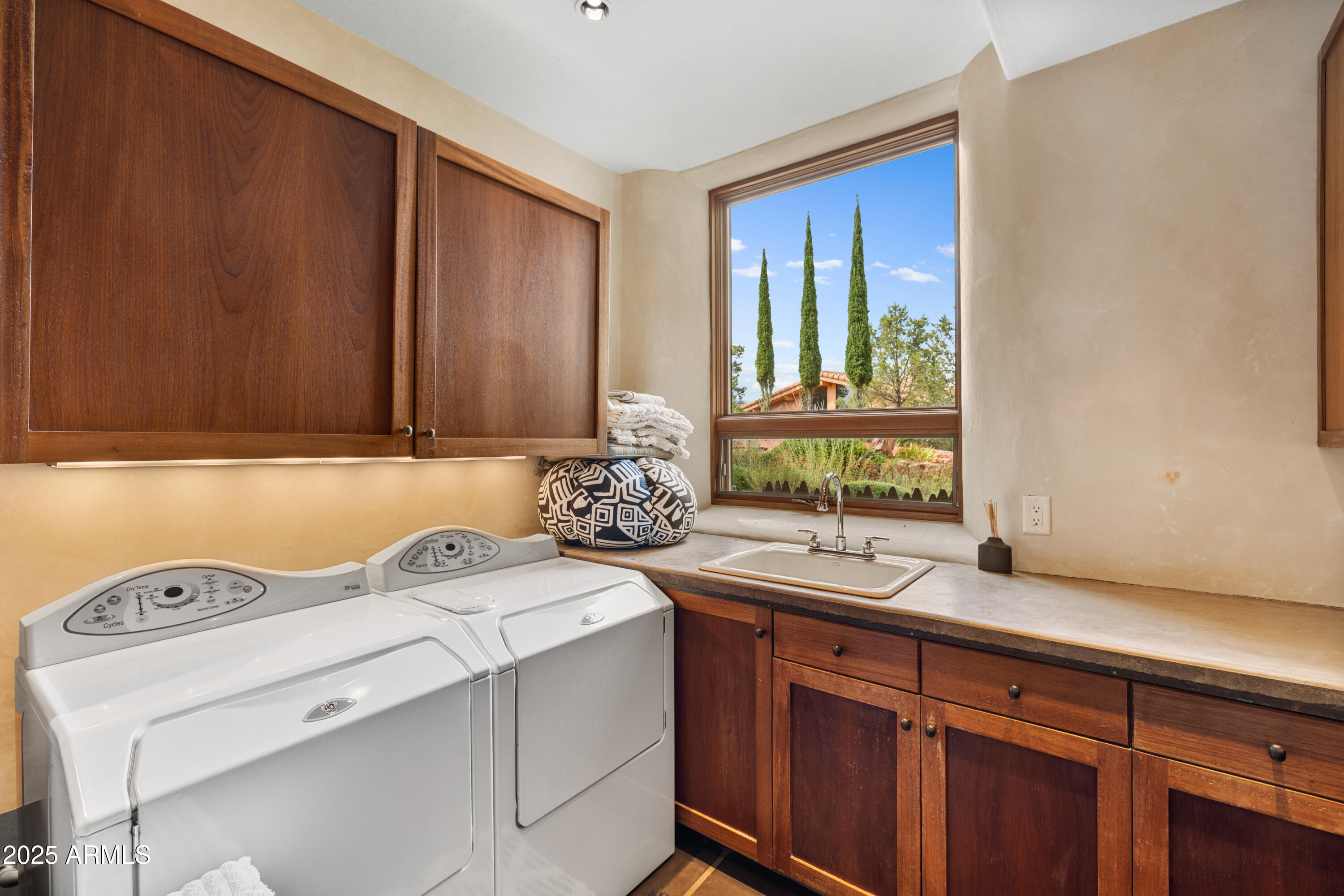 Sedona, Arizona, 86336, United States, 3 Bedrooms Bedrooms, ,6 BathroomsBathrooms,Residential,Active,1944279
