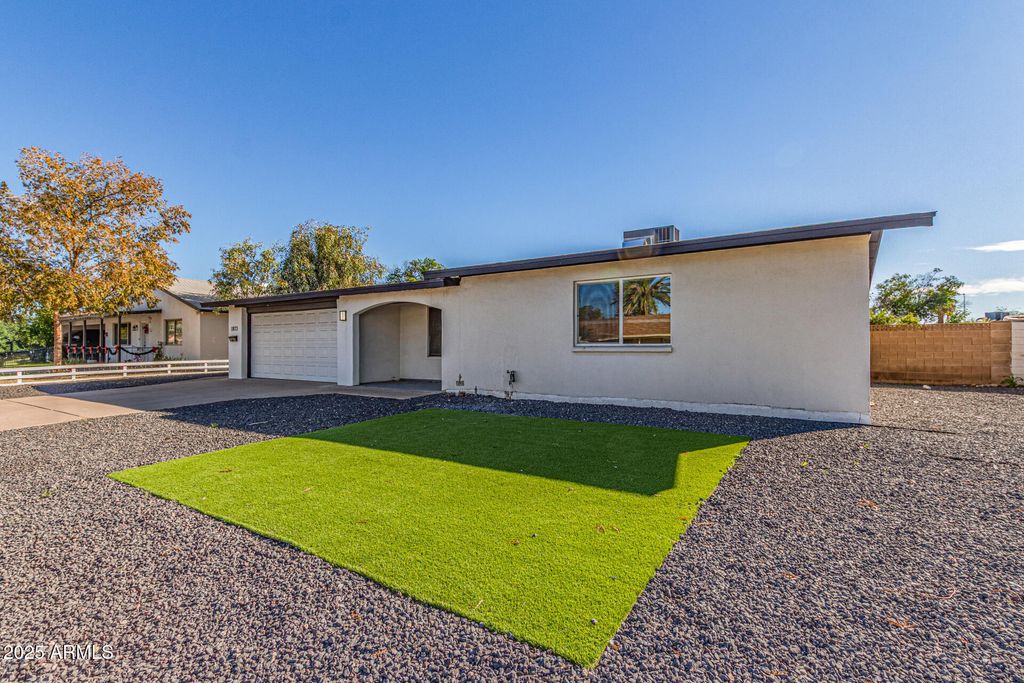 Photo of 1873 E Ellis Drive, Tempe, AZ 85282 (MLS # 6952634)