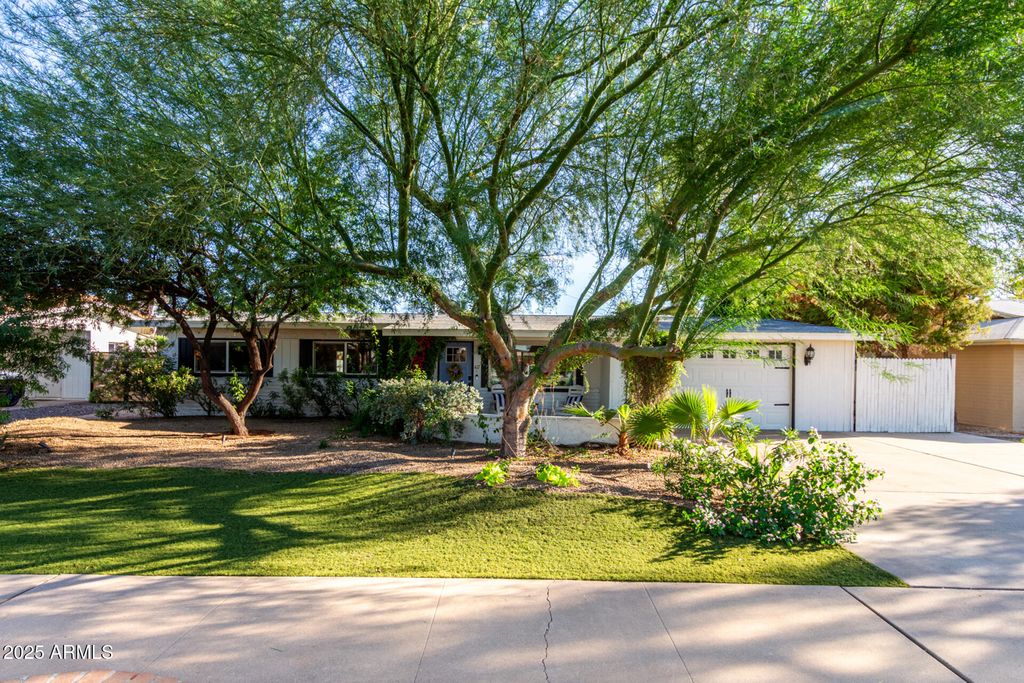 Photo of 417 E Palm Street, Litchfield Park, AZ 85340 (MLS # 6926626)