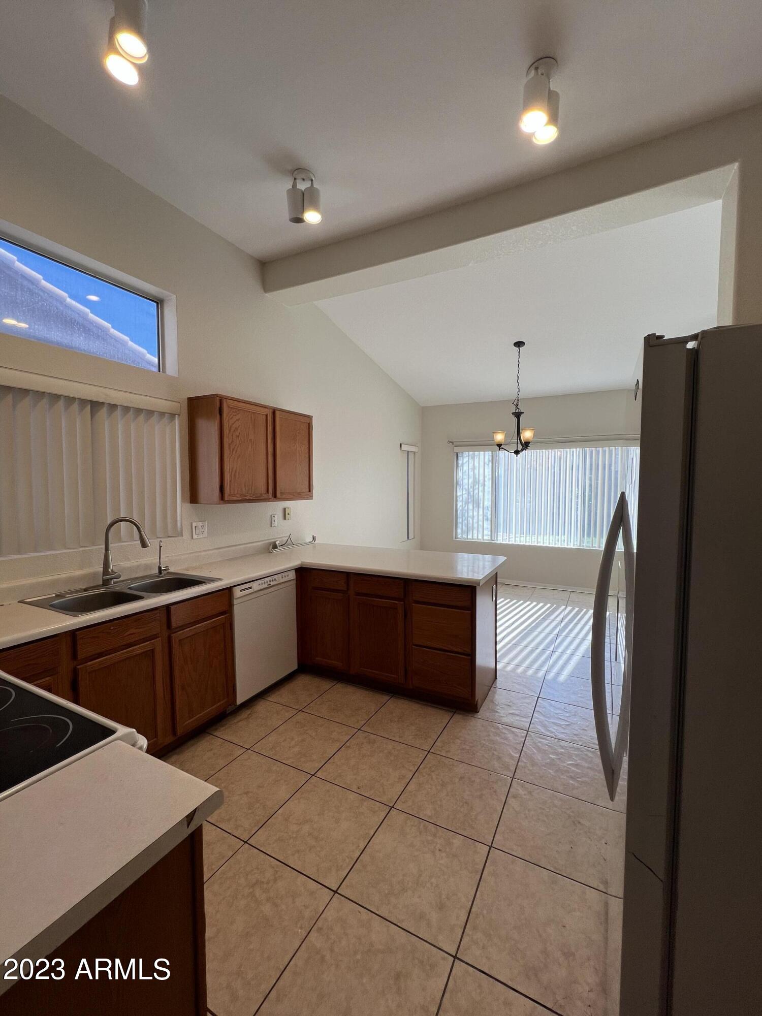 1561 E STANFORD Avenue