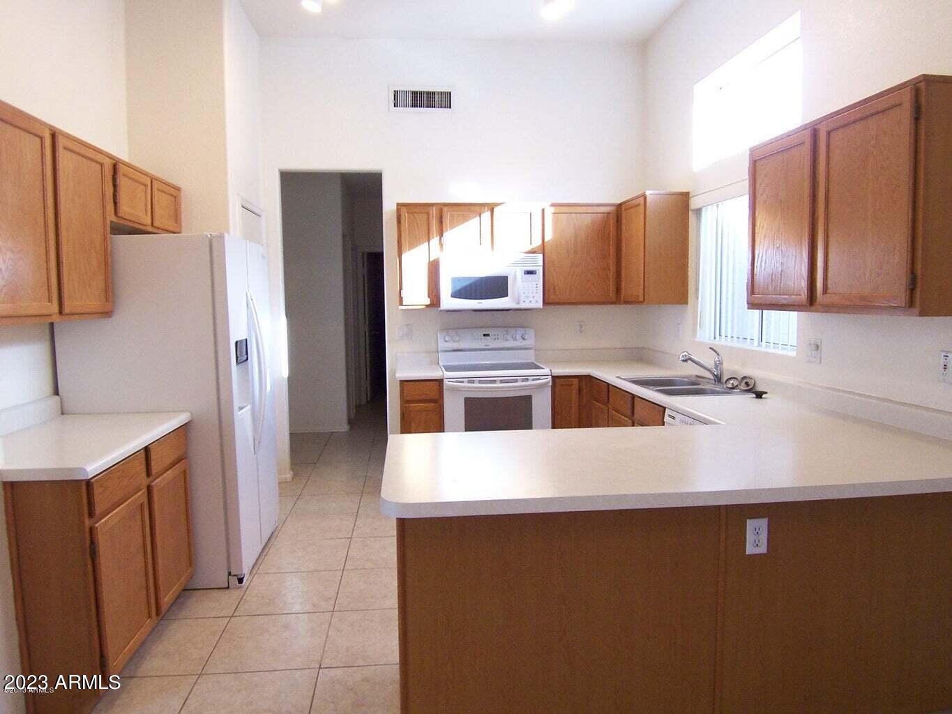 1561 E STANFORD Avenue