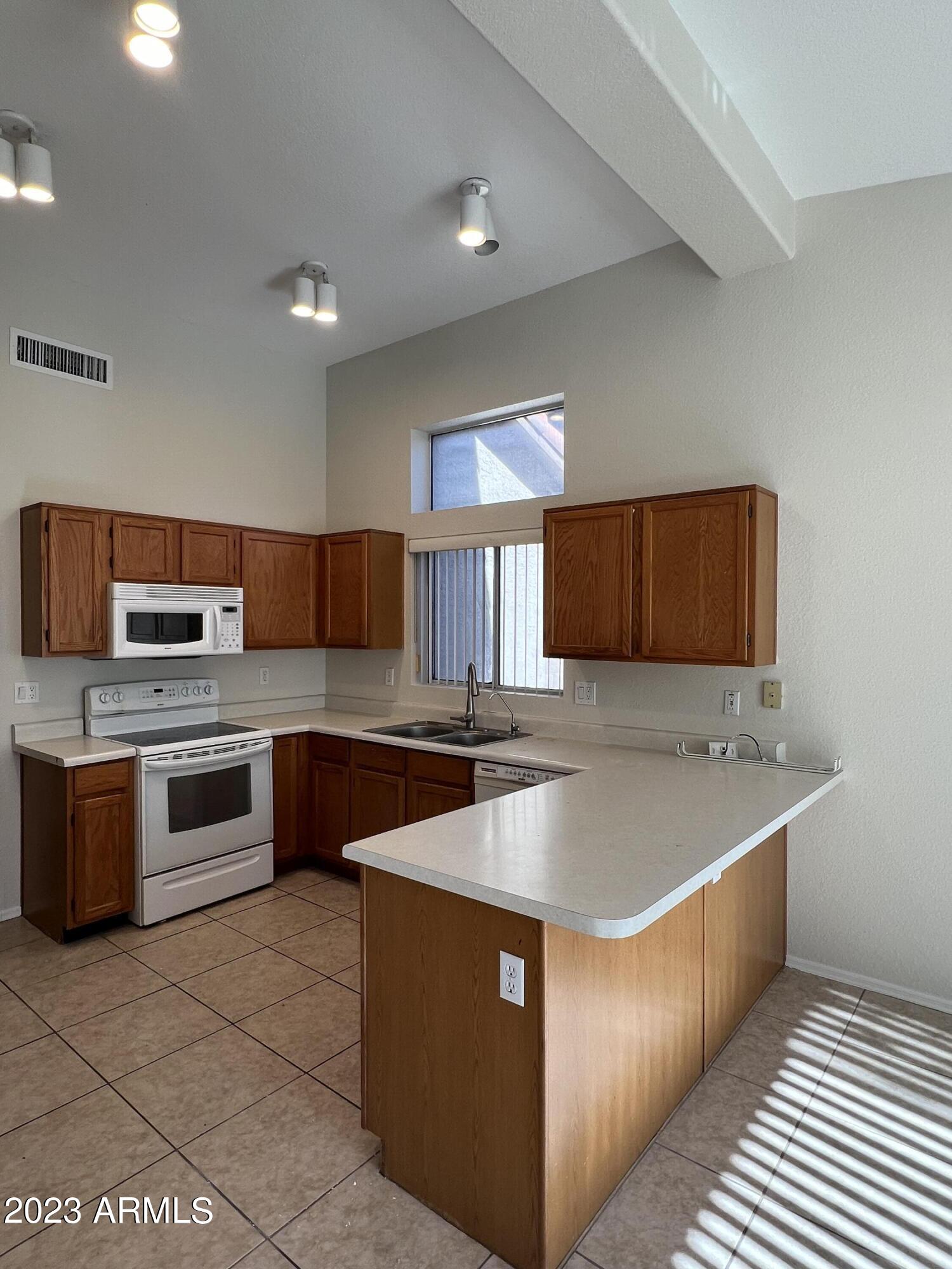 1561 E STANFORD Avenue