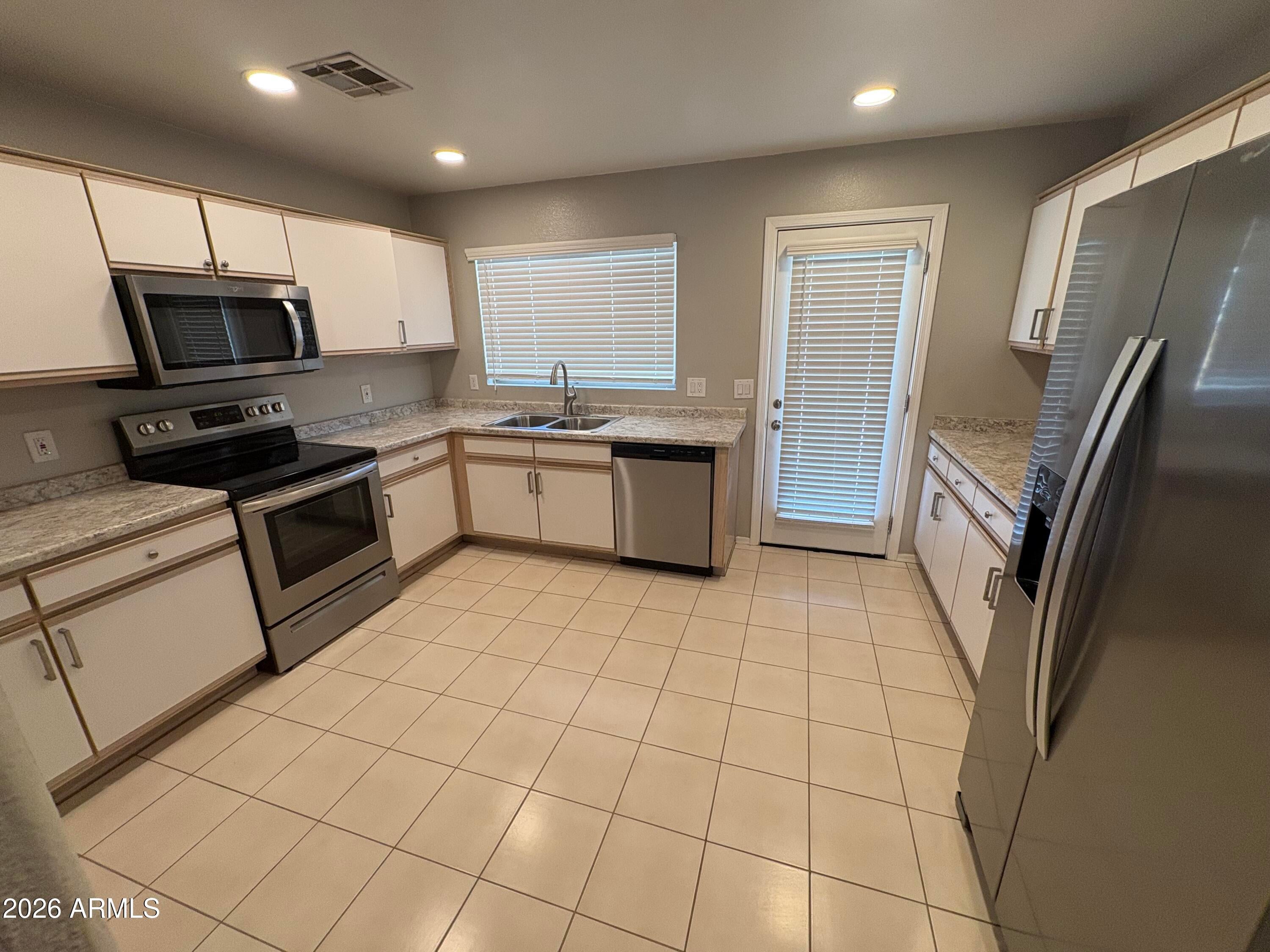 15901 W ELM Street