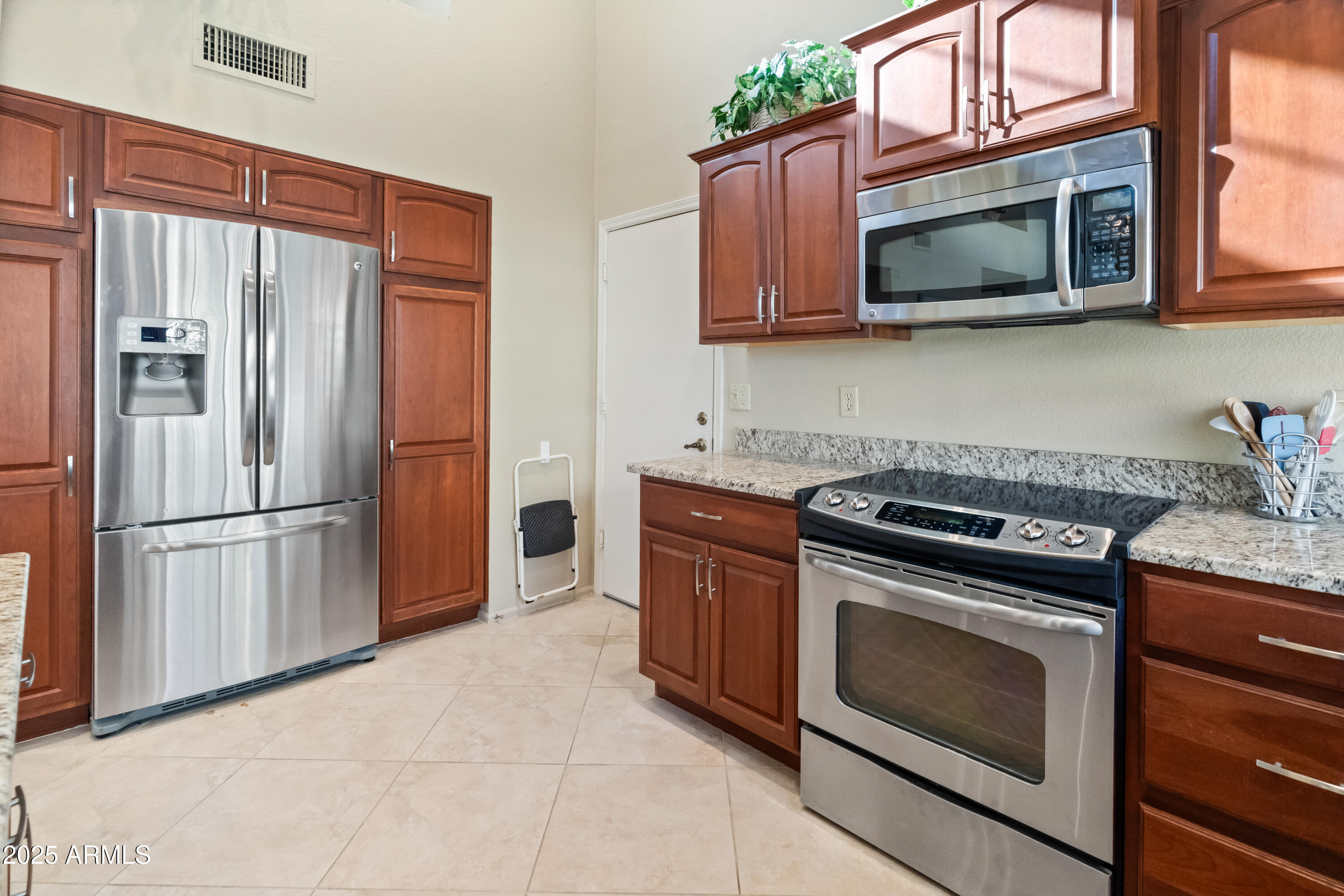 Scottsdale, Arizona 85260, United States, 2 Bedrooms Bedrooms, ,2 BathroomsBathrooms,Residential,Pending,254902