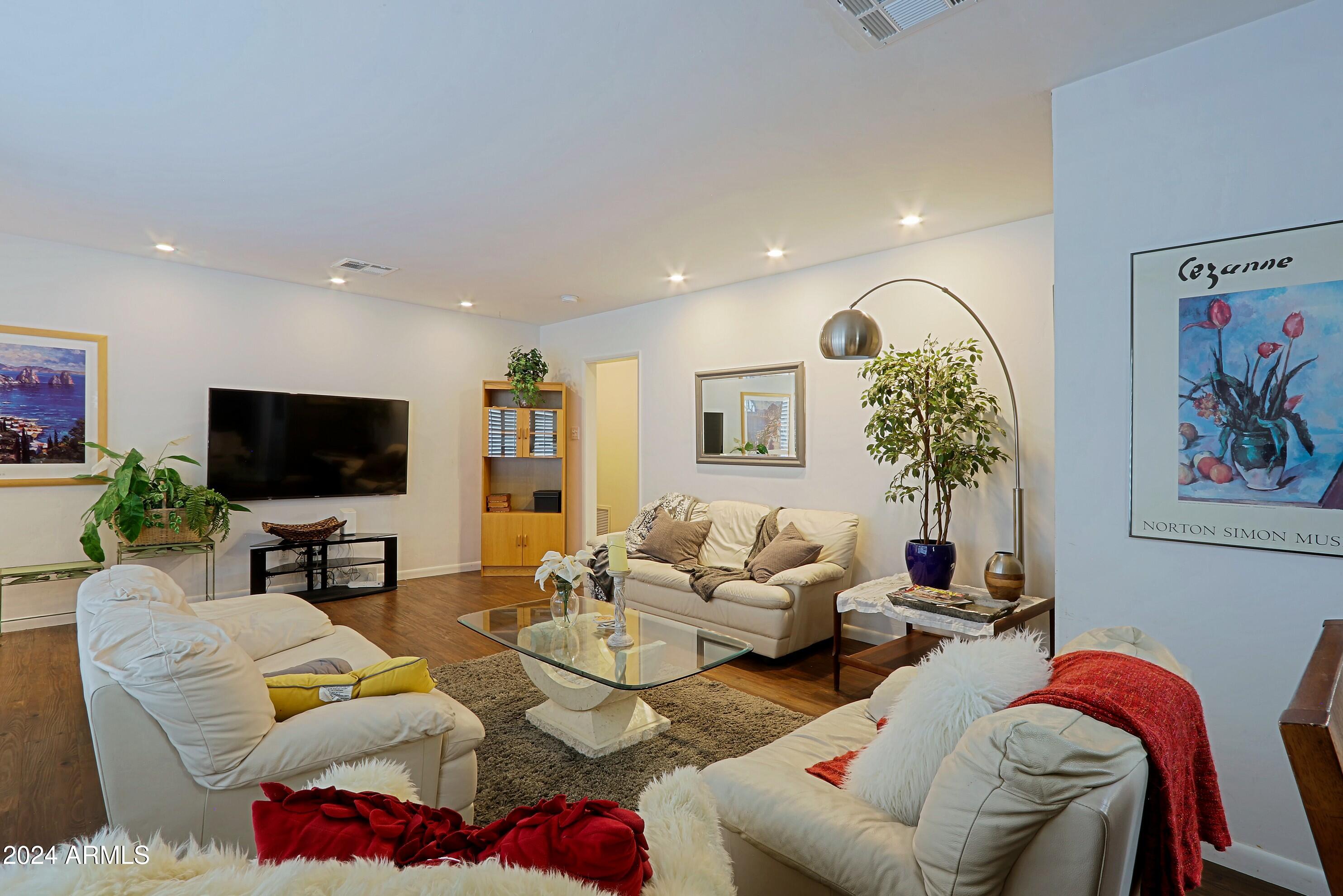 4645 E WINDSOR Avenue