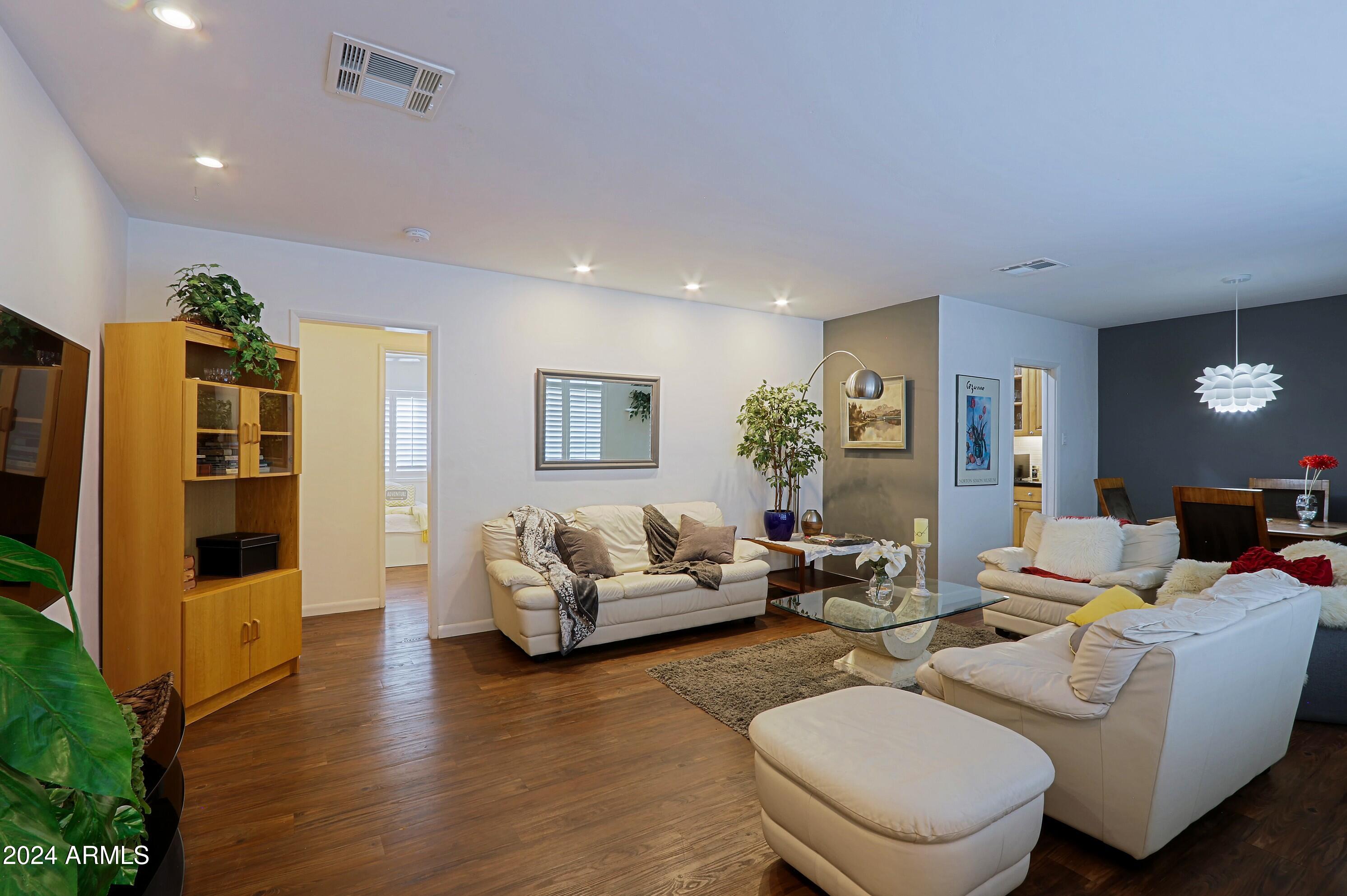 4645 E WINDSOR Avenue