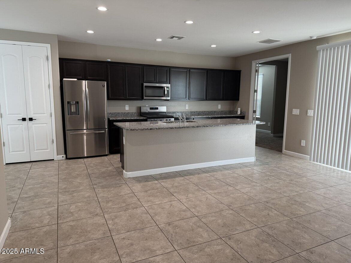 38163 W SANTA MONICA Avenue