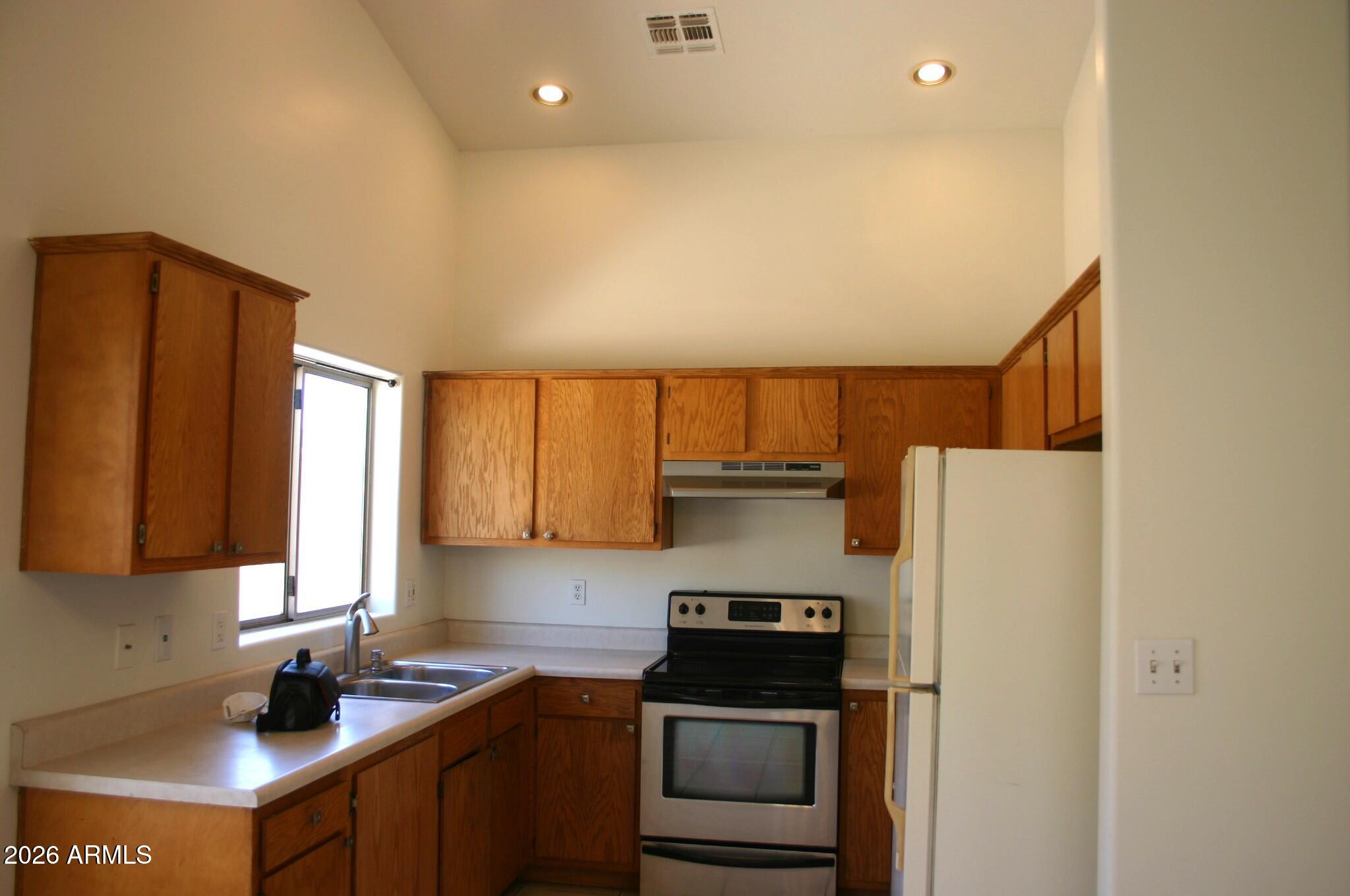 516 E VOGEL Avenue