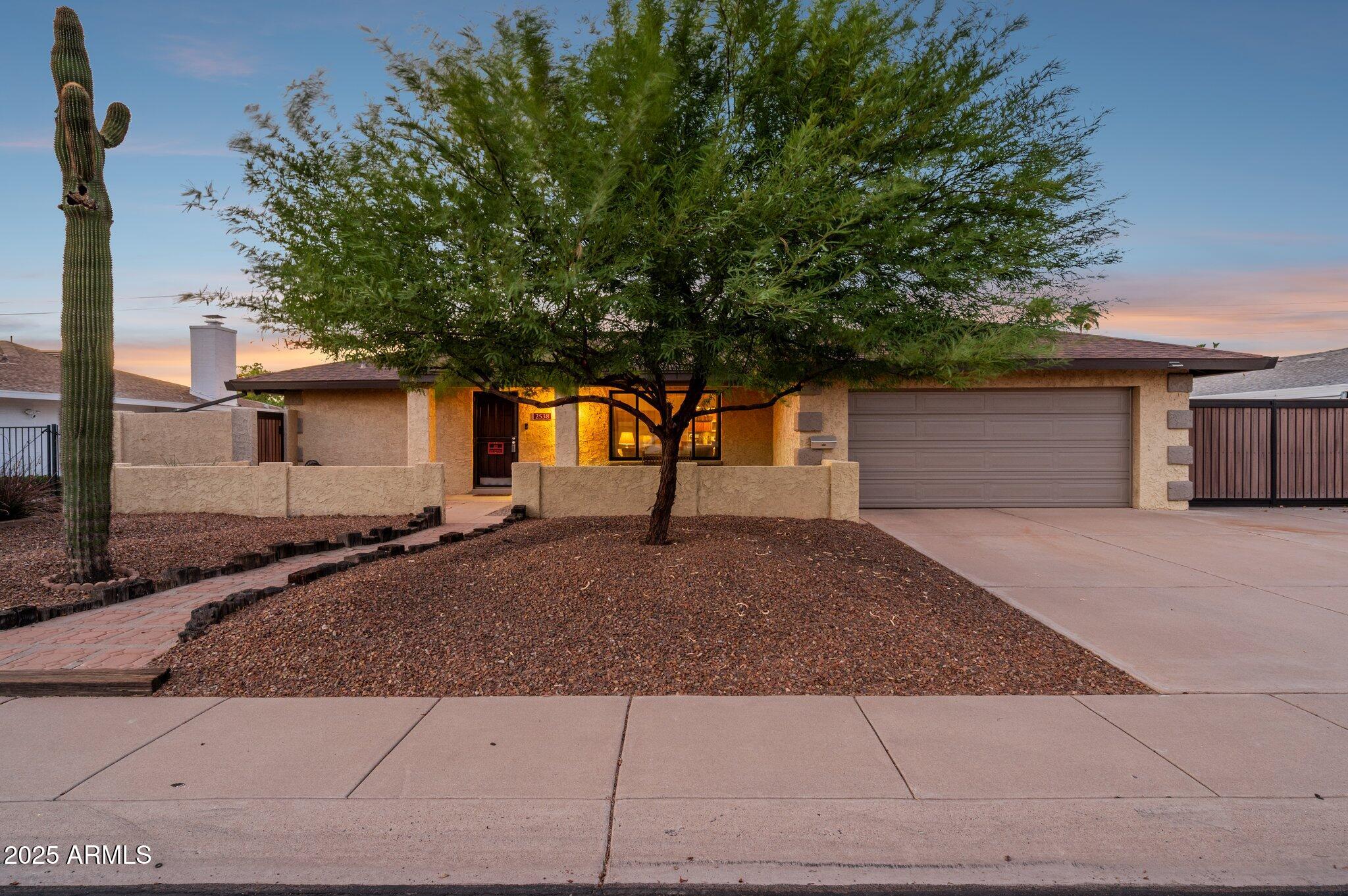 2538 E HUNTINGTON Drive