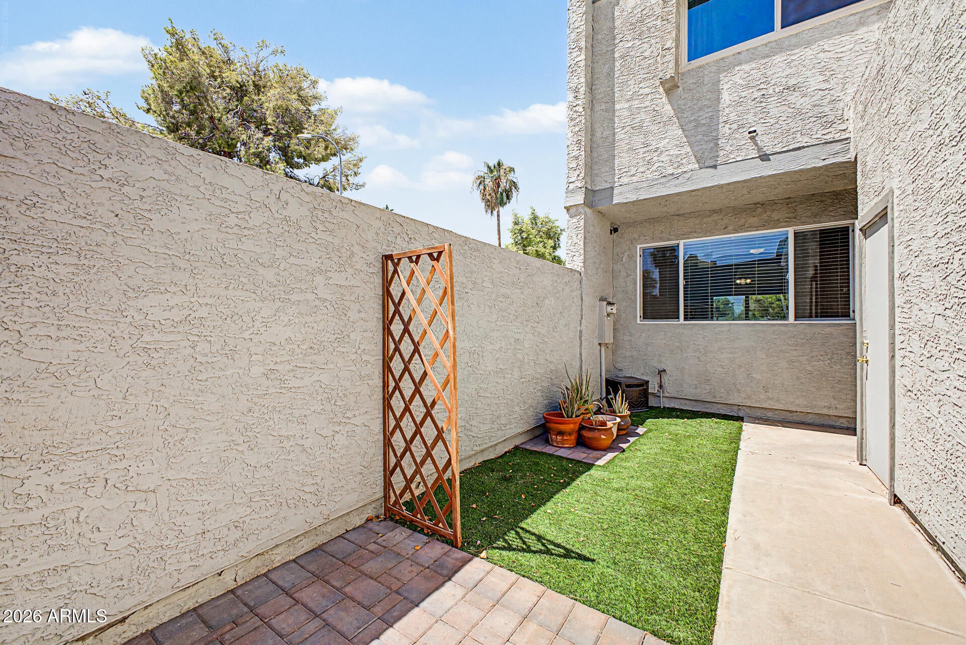 2524 S EL PARADISO -- 90