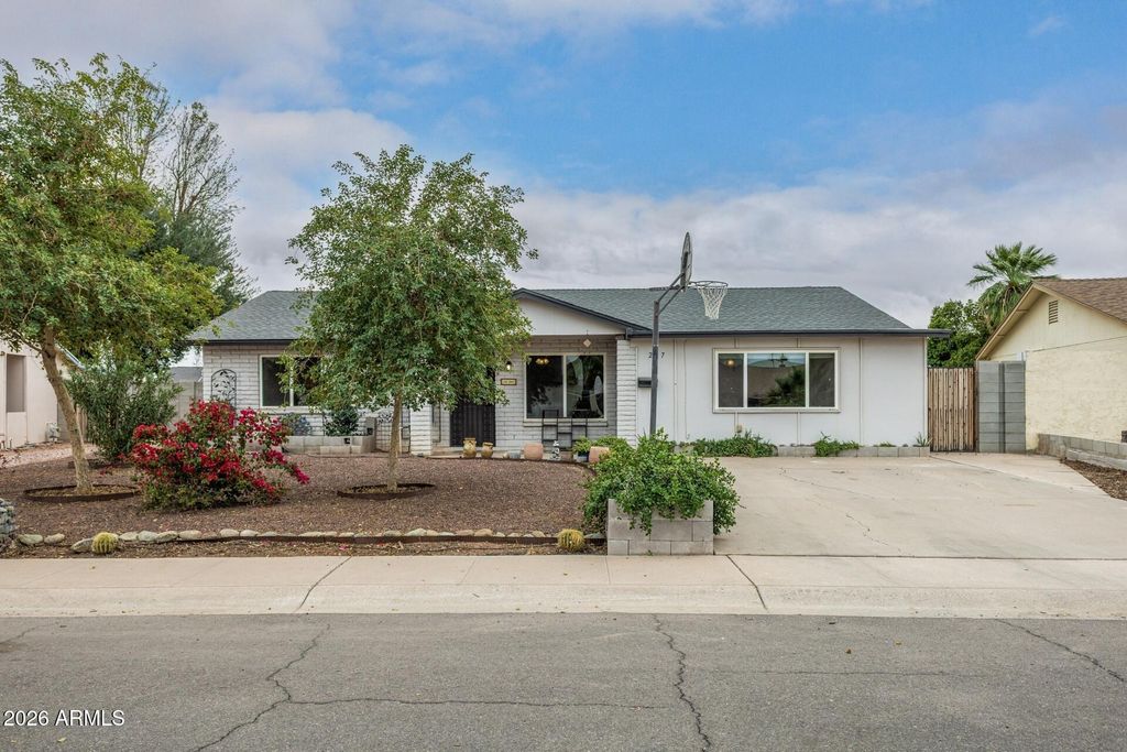 Photo of 227 E Auburn Drive, Tempe, AZ 85283 (MLS # 6986950)