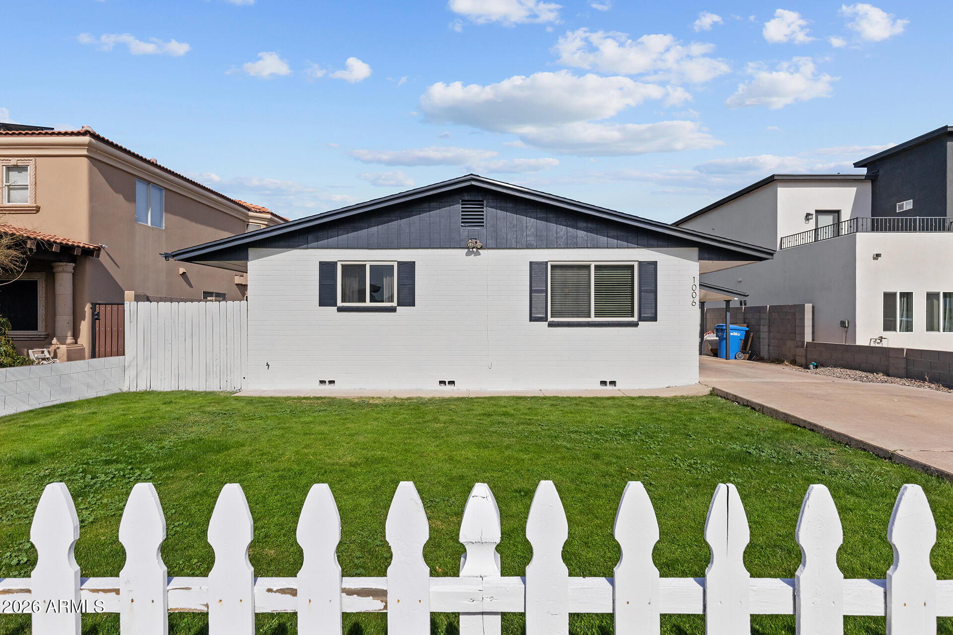 1006 E INDIANOLA Avenue