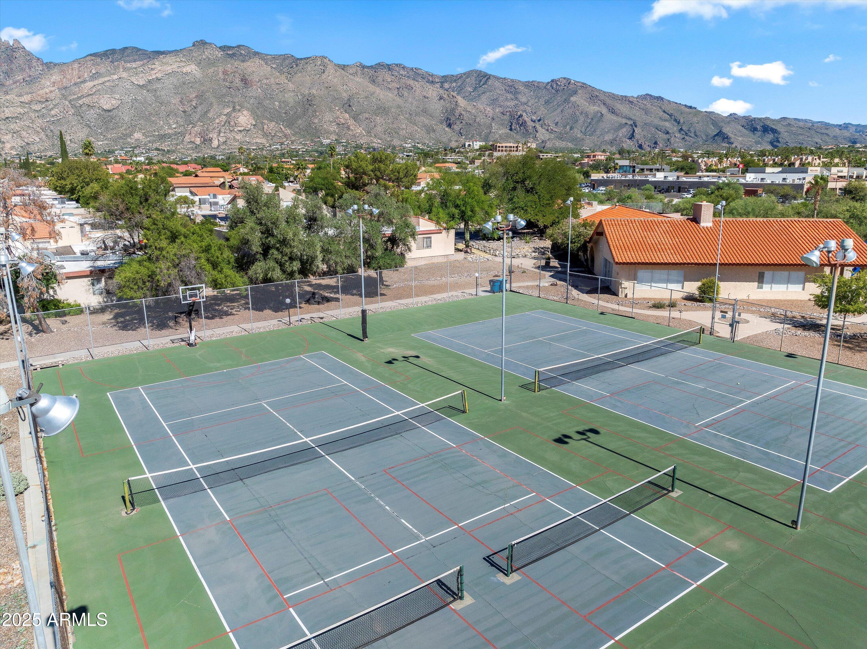 5725 N CAMINO DE LAS ESTRELLAS --